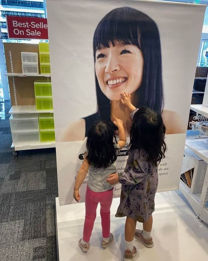 近藤麻理恵のインスタグラム：「These two are overjoyed seeing mom at @thecontainerstore! 💕」