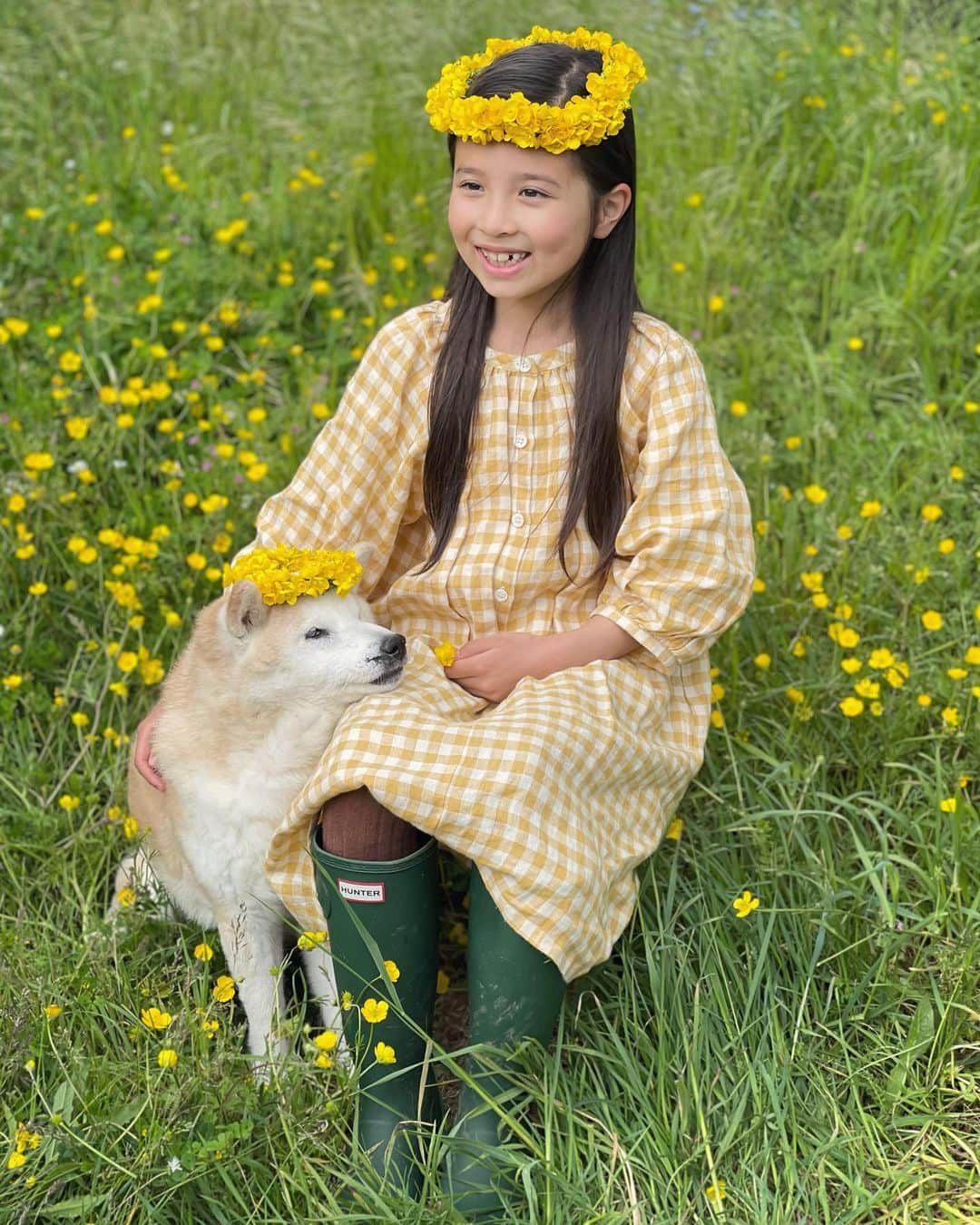 フィロとポンポンさんのインスタグラム写真 - (フィロとポンポンInstagram)「Dans notre jardin de boutons d’or...💛 #nilshappytoseeyou #hunterboots」5月17日 6時32分 - philo_pompon