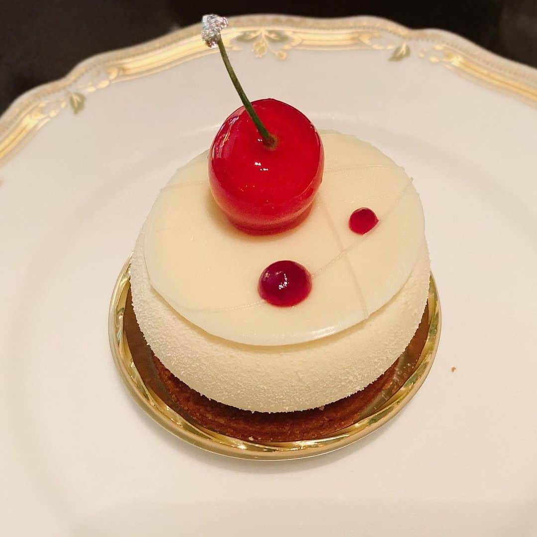 熊田曜子さんのインスタグラム写真 - (熊田曜子Instagram)「It was my birthday so I ate cake every day.  お誕生日weekという事で 毎日ケーキを食べてたよ🎂 そして今日から作品撮りのグラビア撮影📸 太らないように調整したながらケーキを食べたから大丈夫🙆‍♀️  なはず😅  #お誕生日　#birthday #ケーキ　#cake #お祝い」5月17日 6時42分 - kumadayoko