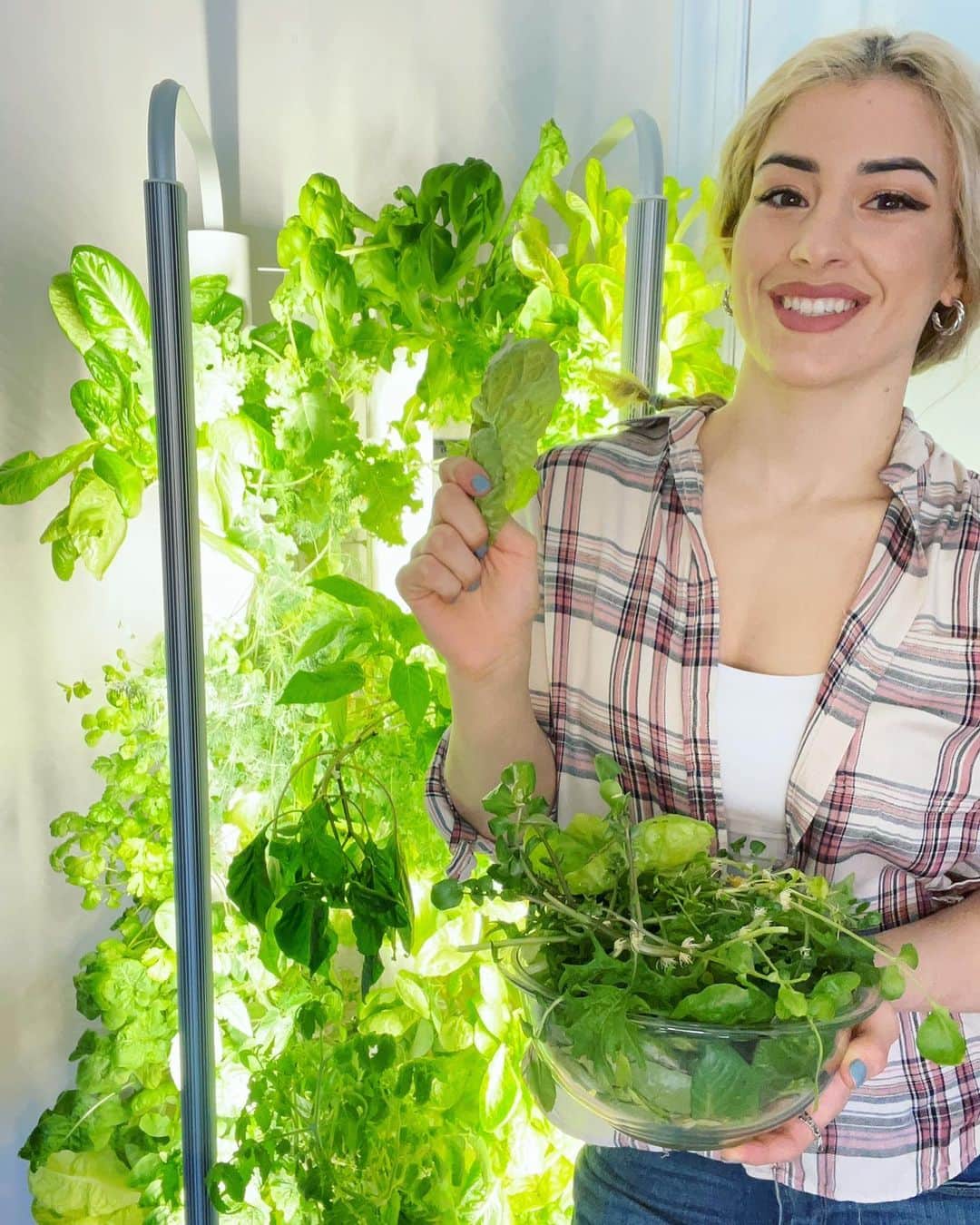 ヘレン・マロウリスさんのインスタグラム写真 - (ヘレン・マロウリスInstagram)「Guyyyssss!!! Just some quick random 🥗updates: ⁣ ⁣ First is that my tomatoes lived after I chopped the roots off in my first of many rookie gardening mistakes 😅😅⁣ ⁣ But also, this month @gardyntech is having a sale, $200 off!!! Many of you asked about this hydroponics system and if you’re still interested in it, now is a great time and price point to do so. ⁣ ⁣ ⁣ Anyways, 6+ month update I still love love love my Gardyn and the taste and health benefits. It’s self watering and lighting which is super easy. It does require some work (like monthly tank cleaning, but is still low maintenance). ⁣ ⁣ You CAN taste the difference in potency & freshness. I love harvesting my own plants for food 🥦🥬🥒🌶🫑The smell and taste of the plants and herbs are amazing! I really can’t say that enough ⁣ ⁣ Honestly, I’m not trying to blow my IG account up with codes or deals, I only post things I absolutely love, use and would love a discount on. ⁣ ⁣ The code is: rfhelen69037 ⁣ ⁣ The sale goes on for the whole month of May. 💐 ok now off to our second Olympic Team Camp😁😁 #plants #garden #hydroponics #olympic #athlete #diet #training #healthyeating #homegrown #tokyo2020 #cleaneating」5月17日 6時44分 - helen_maroulis