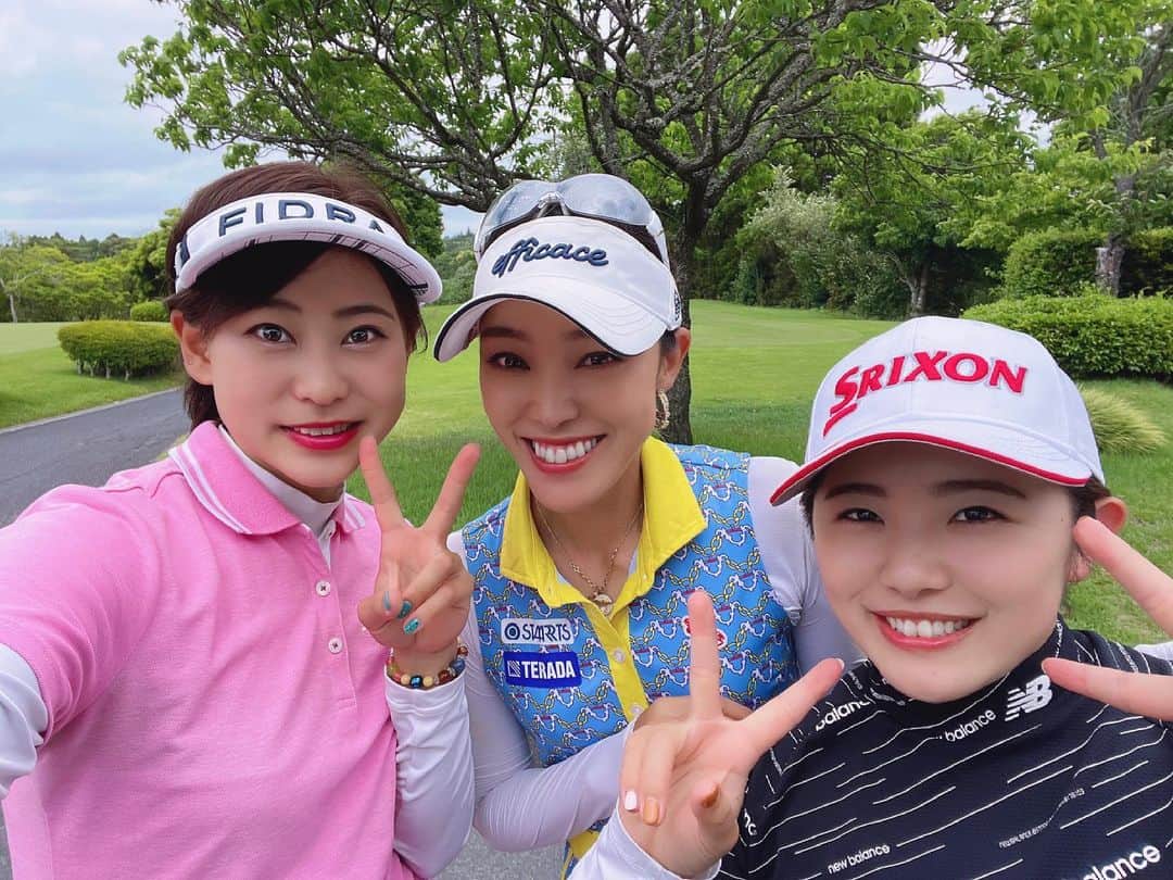鎌田ハニーのインスタグラム：「今日は可愛い後輩ちゃん達と練習⛳️🏌️‍♀️ 私も二十代に戻りたい🤔💭笑 ． #女子ゴルフ #ゴルファー #progolfer #golfer #honey #エフィカス #smile #friends #lovegolf #golfstagram #girls #instagolf」