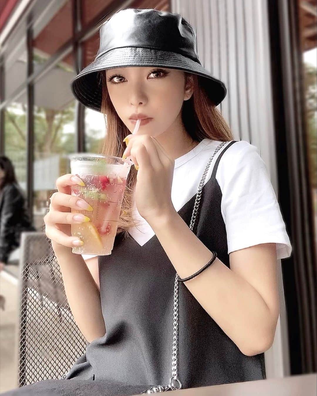 木田絵里香のインスタグラム：「. どんより天気の散歩の日🚶🏽‍♂️☁️ . #off#terrace#coordinate#ootd#black#tshirt#onepiece#make#lunch」