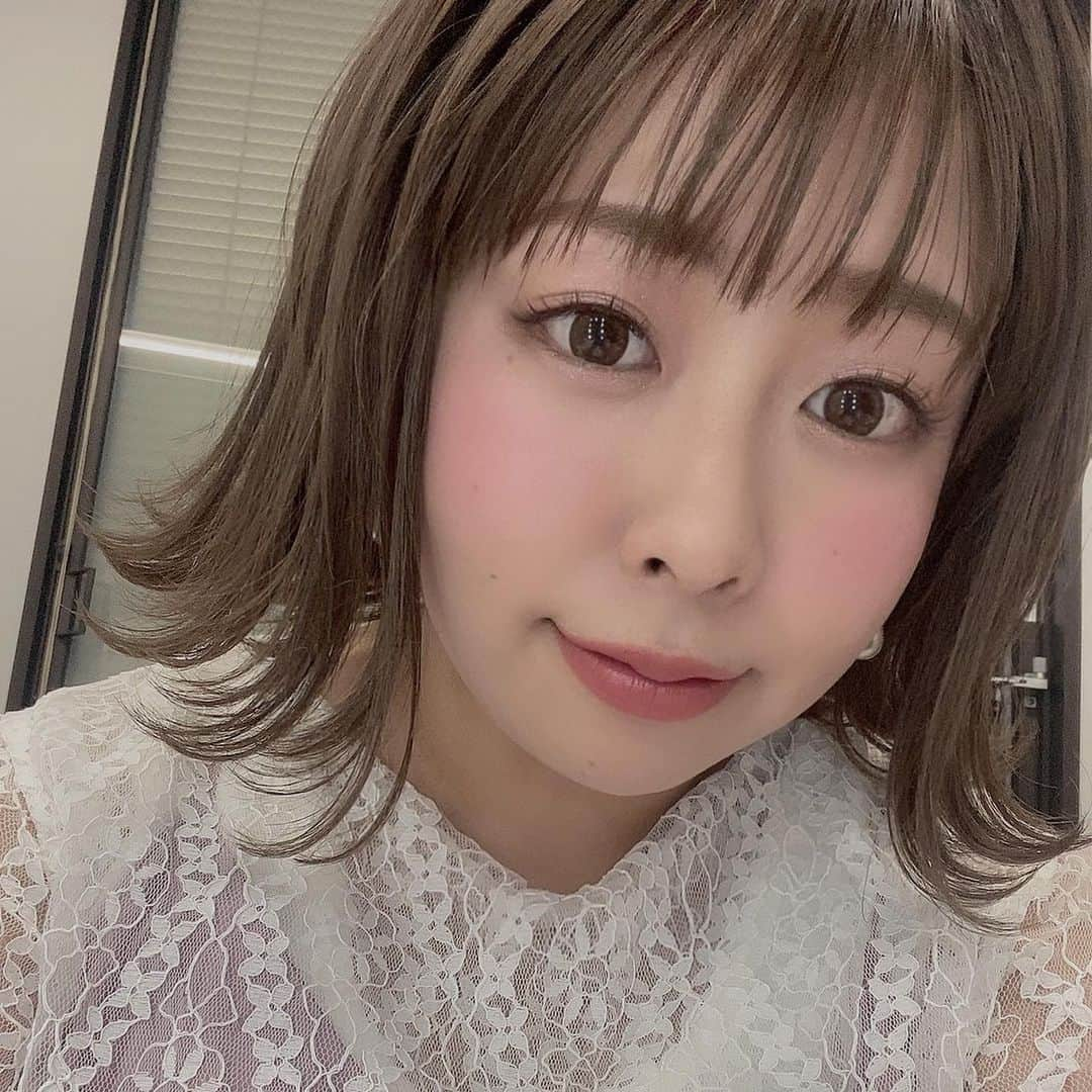 餅田コシヒカリさんのインスタグラム写真 - (餅田コシヒカリInstagram)「今日は @fasio.official のコスメを使ってメイクしてみたよ💄  チークとリップとアイカラーとして使える「マルチフェイススティック」はほんとに優秀😂✨ ・02番 ・05番 ・10番 を、組み合わせて艶っぽくいまどきフェイスに仕上げたよ！ 肌なじみよい色で使いやすい！  眉毛は、アイブロウベース&パウダー の02番と、リキッド&パウダーアイブロウの02番を使ったよ！ 汗や皮脂💦でも落ちづらい！  マスカラはパーマネントカールフィクサーFの01番を下地に、 パーマネントカールマスカラF02番 を使ったよ！ ブラウンの色味が優しい印象に✨  みんなもぜひマネしてねん☺️  #ファシオ #FASIO  #コスメ #メイク #マルチフェイススティック　 #パーマネントカールマスカラ  #パーマネントカールフィクサー #透け感 #艶肌 #おすすめコスメ」5月17日 18時05分 - koshihikarimochida0000