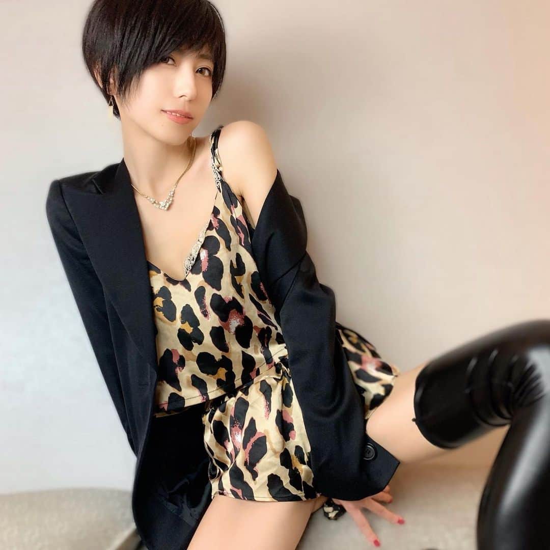 乃亜のインスタグラム：「🐆 ・ ・ ・ #portrait #shotting #Japanesegir #selfie #followme  #インスタグラビア #グラビア #豹柄 #着衣グラビア  #脚フェチ #レザーニーハイ  #ショートヘア  #セクシーショット  #被写体 #AV女優 #セクシー女優 #痴女優 #痴女 #乃亜」