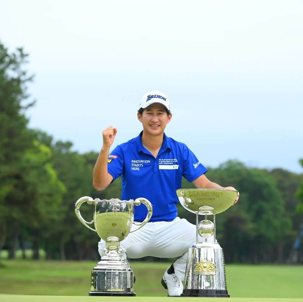 星野陸也のインスタグラム：「アジアパシフィックダイヤモンドカップでツアー5勝目をあげることができました❗️  難しい状況の中、開催していただいた主催者様や大会関係者の皆様などたくさんの方々に感謝したいと思います。 テレビの前で応援して頂いたファンの皆様ありがとうございました😊  誕生日ウィークに優勝できて良かったです❗️ これからアメリカに行ってきます❗️  #アジアパシフィックダイヤモンドカップ #相模原ゴルフクラブ」