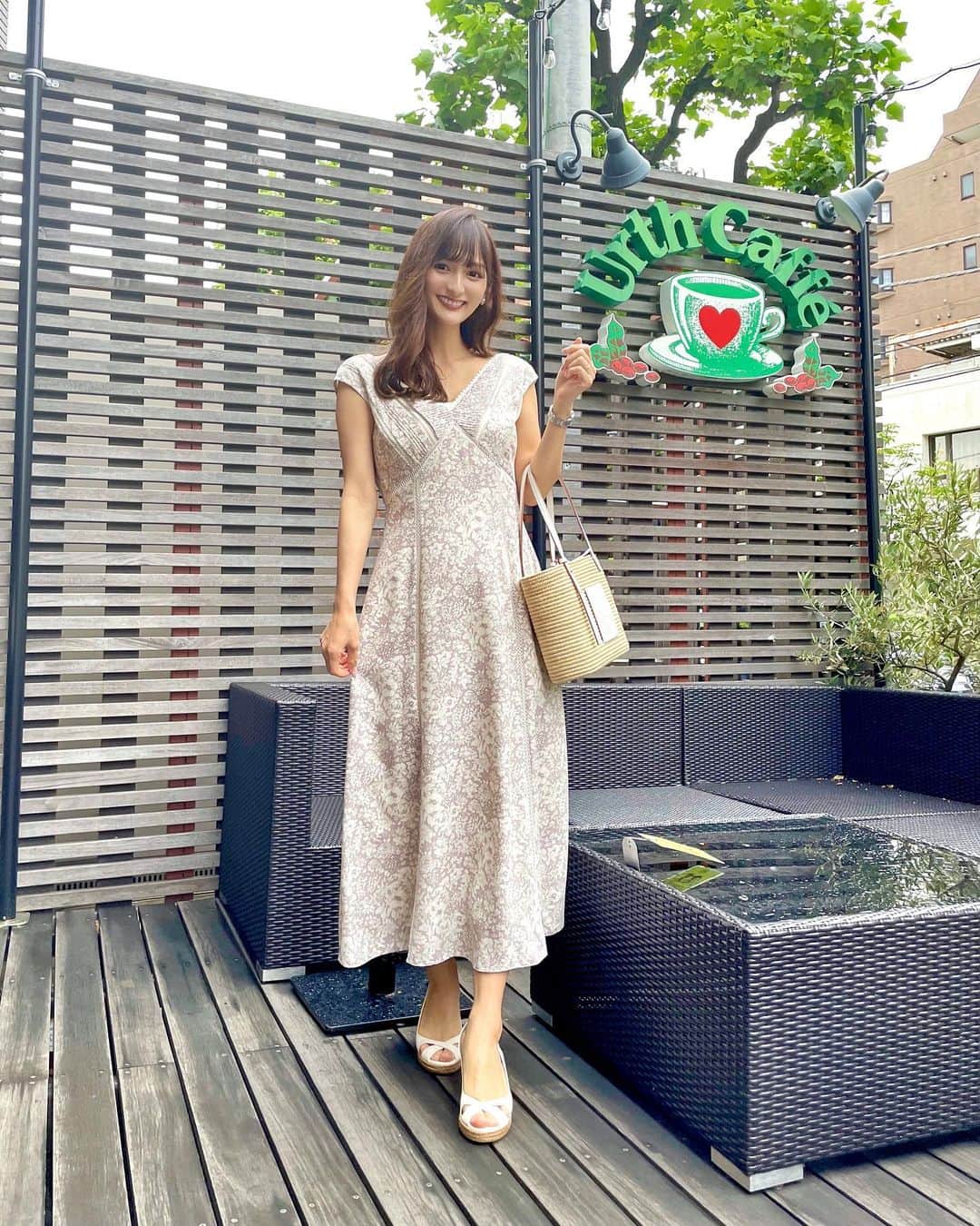 加藤瑠美さんのインスタグラム写真 - (加藤瑠美Instagram)「最近 @herlipto にハマっていて、 可愛すぎるワンピの新色をポチりました…💐🤍  これはLace Trimmed Floral Dressの mauve pinkというカラーです💓 大人っぽくて落ち着いたピンクがツボ…🥺 そして、どのワンピースも本当に形が綺麗✨  dress @herlipto #herlipto  bag @loewe #loewe  sandals @jimmychoo #jimmychoo  #coordinate#ootd#Japanese#japanesegirl#instafashion#rubi_fashion#LaceTrimmedFloralDress#男の子ママ#新米ママ#春服#新作#春服#오오티디#아웃핏#ハーリップトゥー#こじはる#バスケット#ロエベ#カゴバッグ」5月17日 17時07分 - katorubi