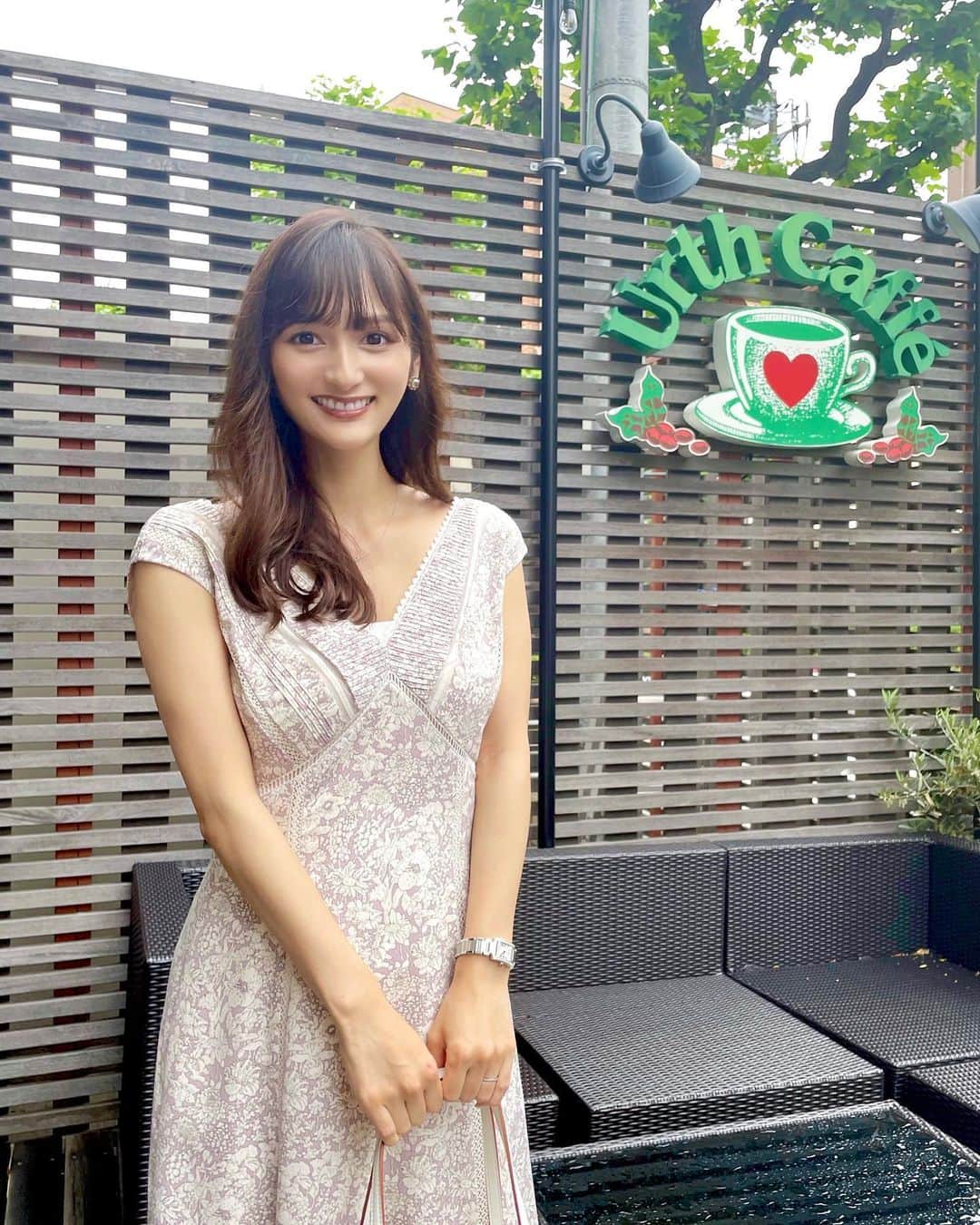加藤瑠美さんのインスタグラム写真 - (加藤瑠美Instagram)「最近 @herlipto にハマっていて、 可愛すぎるワンピの新色をポチりました…💐🤍  これはLace Trimmed Floral Dressの mauve pinkというカラーです💓 大人っぽくて落ち着いたピンクがツボ…🥺 そして、どのワンピースも本当に形が綺麗✨  dress @herlipto #herlipto  bag @loewe #loewe  sandals @jimmychoo #jimmychoo  #coordinate#ootd#Japanese#japanesegirl#instafashion#rubi_fashion#LaceTrimmedFloralDress#男の子ママ#新米ママ#春服#新作#春服#오오티디#아웃핏#ハーリップトゥー#こじはる#バスケット#ロエベ#カゴバッグ」5月17日 17時07分 - katorubi
