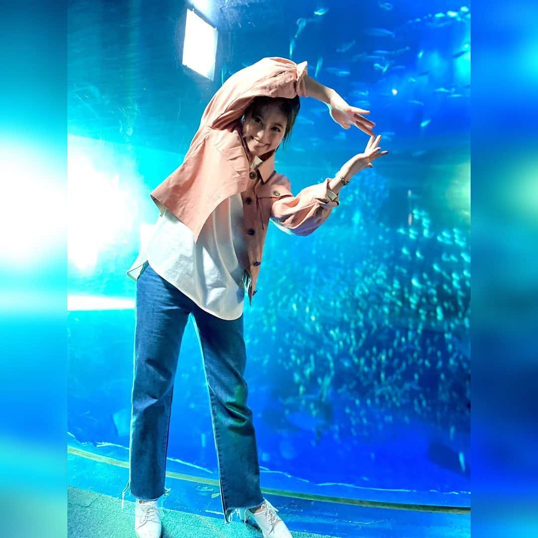 恋はDeepにさんのインスタグラム写真 - (恋はDeepにInstagram)「. お魚たちと戯れるかわいこちゃん💕 水族館ってお魚たちのことも知れるし 癒されますよね！  第6話放送まであと２日！！ #5月19日水曜よる10時放送　  #恋はDeepに #恋ぷに #今田美桜 #筧美和子 #1枚目の美桜ちゃん #何のポーズ? #って聞いたら #満面の笑みで #マンボウ🐠 #て答えてくれたけども… #マンボウのポーズで写真撮る人初めてだわ✨笑 #そして2枚目は #そんなマンボウに急接近な筧ちゃん🐠 #どちらもベストショットすぎる📸」5月17日 17時01分 - deep_ntv