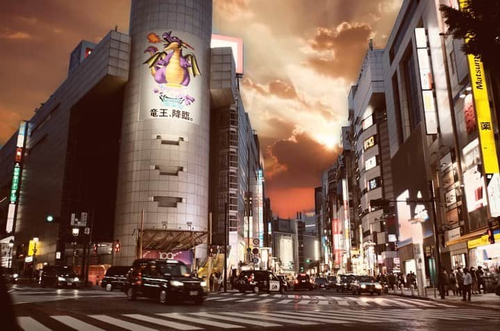 角田美喜のインスタグラム：「昨夜のレッスン帰路、渋谷にて夕焼け投入してみました😊少し爽やか？今日も湿度高いのでお気をつけて☂️」