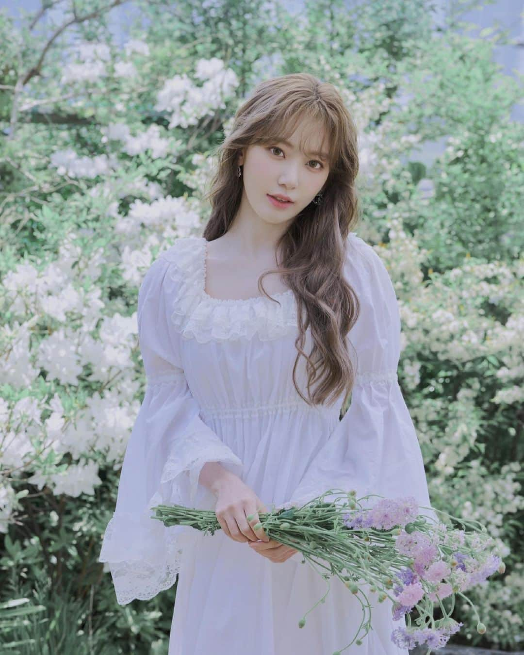 宮脇咲良さんのインスタグラム写真 - (宮脇咲良Instagram)「. この度、＜SAKURA MIYAWAKI “Graduation Visual Booklet”＞の発売が決定いたしました！  今回、私自身もディレクションから関わらせていただき、ブックレットを制作させて頂きました💗 10年間の活動のラストを飾るこの瞬間に、伝えたい思いを表現した今回のブックレットは、桜色のドレスをはじめ、色んな姿の私を見ていただけるものになっています🌸これまでの思いなどを語ったインタビューも、四ページに渡り、収録されています！皆さん、是非楽しみにしていてください☺️  camera @linnnn.kr  make up @aluu_haemin  hair @aluu_yonghan  stylist  @ssonggg_  direction & manager @matsu_is」5月17日 17時11分 - 39saku_chan