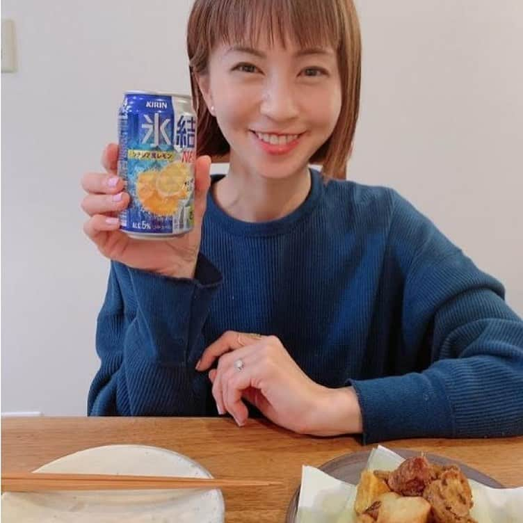 安田美沙子さんのインスタグラム写真 - (安田美沙子Instagram)「産後お酒を解禁して。。。 久々に飲んだ　#氷結レモン  なんか美味しくなってて、ひと口飲んだらすぐにもうひと口飲んじゃう🤍 搾りたてのレモン🍋のジューシーさが感じられて、とっても幸せな気分に🤍 搾ったレモン果汁を、氷点凍結しているそうなんです☺️  揚げ物好きな私は、栄養満点の菊芋をカレー味のフライにして一緒に頂きました🤍 爽やかなレモンの風味と合う😭✨ 至福の晩酌になりました✨   #新氷結 #まるで搾りたてのおいしさ #確かにおいしくなってる #氷結  #氷結レモン　 #PR」5月17日 17時26分 - yasuda_misako