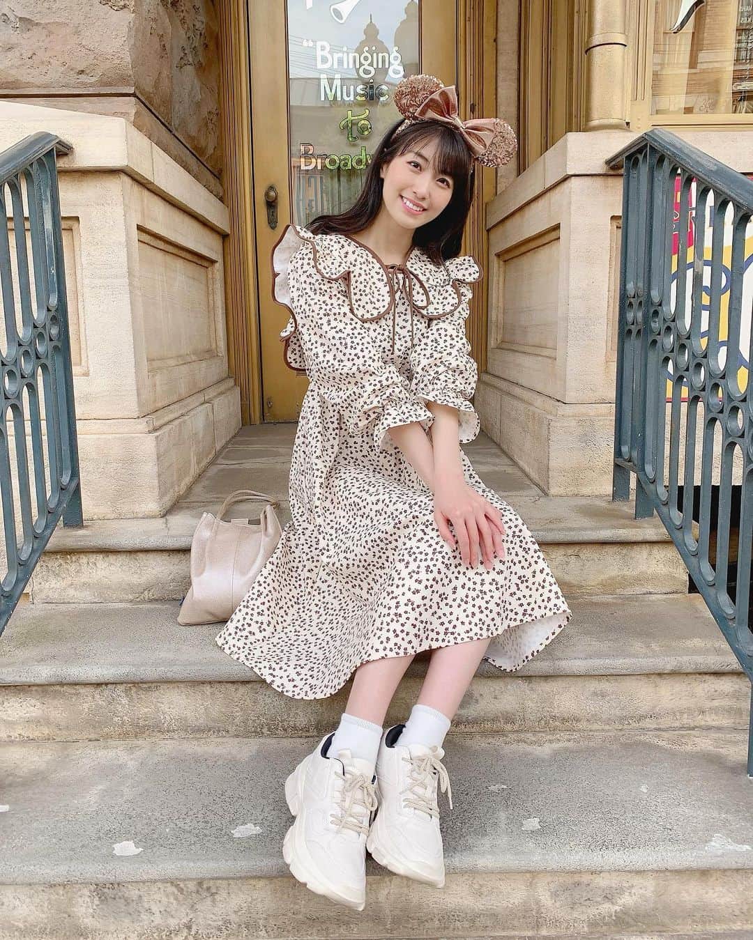 関根ささらさんのインスタグラム写真 - (関根ささらInstagram)「McDuck's Department Store💰💗🛍 . . この場所で写真を撮ってると #ニューヨークデリ の上のお部屋からピアノの音が聴こえてくるの🎹💗建物にもいろんなストーリーや設定があって、それを知った上でパークの雰囲気を楽しむのもおすすめの遊び方♡ . . #tokyodisneysea #tds #tdr #tokyodisney #tokyodisneyresort #disneyoutfit #disneyfashion #disneygram #disneyphoto #disneyfashion #ootd #outfitoftheday #outfits #outfit #ディズニーコーデ #ディズニーファッション #ディズニーシー #東京ディズニーシー #東京ディズニーリゾート #zara #zarawomen #zarafashion #zaraコーデ #韓国通販 #韓国ファッション」5月17日 17時48分 - sasarasekine