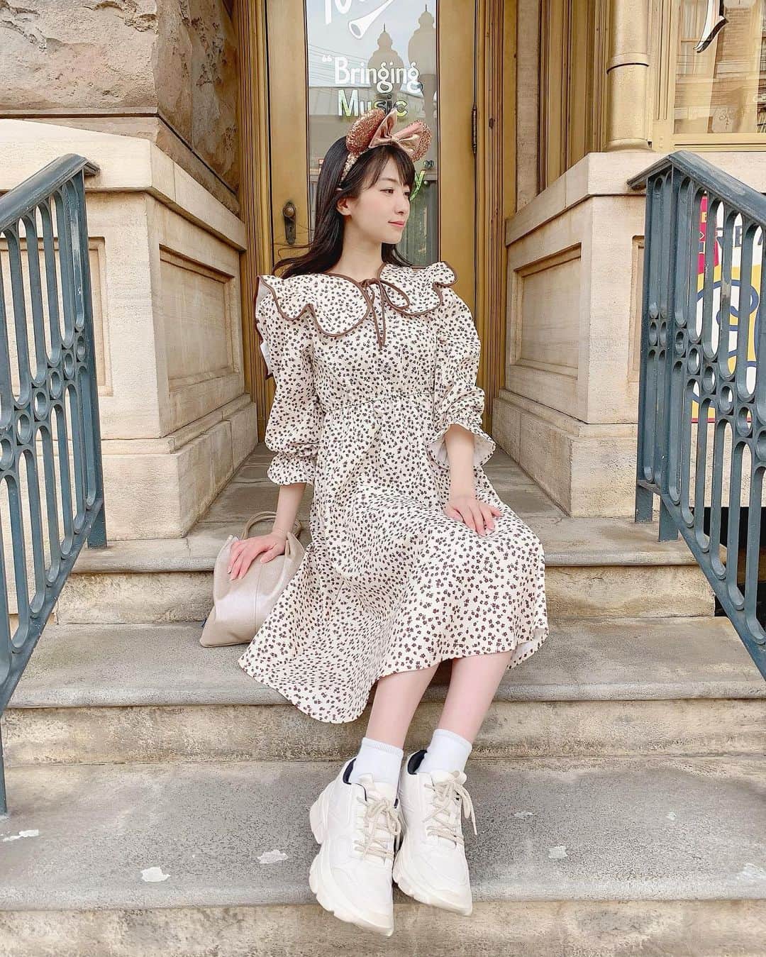 関根ささらさんのインスタグラム写真 - (関根ささらInstagram)「McDuck's Department Store💰💗🛍 . . この場所で写真を撮ってると #ニューヨークデリ の上のお部屋からピアノの音が聴こえてくるの🎹💗建物にもいろんなストーリーや設定があって、それを知った上でパークの雰囲気を楽しむのもおすすめの遊び方♡ . . #tokyodisneysea #tds #tdr #tokyodisney #tokyodisneyresort #disneyoutfit #disneyfashion #disneygram #disneyphoto #disneyfashion #ootd #outfitoftheday #outfits #outfit #ディズニーコーデ #ディズニーファッション #ディズニーシー #東京ディズニーシー #東京ディズニーリゾート #zara #zarawomen #zarafashion #zaraコーデ #韓国通販 #韓国ファッション」5月17日 17時48分 - sasarasekine