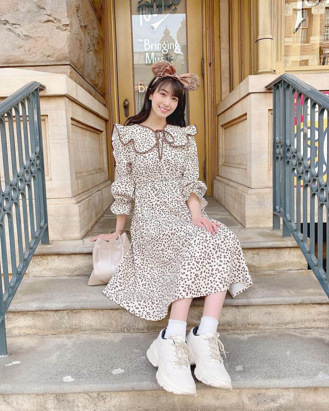 関根ささらさんのインスタグラム写真 - (関根ささらInstagram)「McDuck's Department Store💰💗🛍 . . この場所で写真を撮ってると #ニューヨークデリ の上のお部屋からピアノの音が聴こえてくるの🎹💗建物にもいろんなストーリーや設定があって、それを知った上でパークの雰囲気を楽しむのもおすすめの遊び方♡ . . #tokyodisneysea #tds #tdr #tokyodisney #tokyodisneyresort #disneyoutfit #disneyfashion #disneygram #disneyphoto #disneyfashion #ootd #outfitoftheday #outfits #outfit #ディズニーコーデ #ディズニーファッション #ディズニーシー #東京ディズニーシー #東京ディズニーリゾート #zara #zarawomen #zarafashion #zaraコーデ #韓国通販 #韓国ファッション」5月17日 17時48分 - sasarasekine