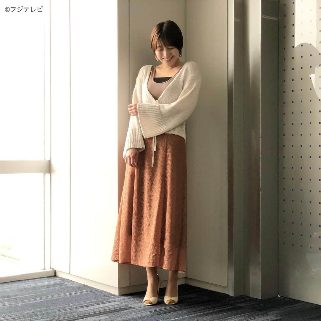 フジテレビ「めざましテレビ」さんのインスタグラム写真 - (フジテレビ「めざましテレビ」Instagram)「5月17日(月)  ファッション雑誌CanCamとコラボした お天気コーナー「きょう何着て行く？」 阿部華也子の毎日のコーデを紹介♪  【きょうのコーデ】 カーディガン→#MERCURYDUO ９３５０円 タンクトップ→#LAGUNAMOON ４９５０円 スカート→#ViS ５４７８円 靴→#ダイアナ １万７０５０円 ピアス→#バナナリパブリック ５４９０円  【コーデのポイント】 リラックスできる着心地抜群のニットカーディガンは おうちでも外でも活躍する優秀な一枚🙆🏻‍♀️✨ タンクトップをINしつつ 全体をドライな色味でまとめるとヘルシーな印象が叶います💐 オープントウパンプスで足元にも抜け感を👡💕  #めざましテレビ #きょう何着て行く？ #阿部華也子 #今日のコーデ#コーデ#CanCam #今日のファッション#ootd #きょう何着て行く？は月〜金朝6時22分ごろ放送📺 #スタイリストたなべさおり」5月17日 17時59分 - mezamashi.tv