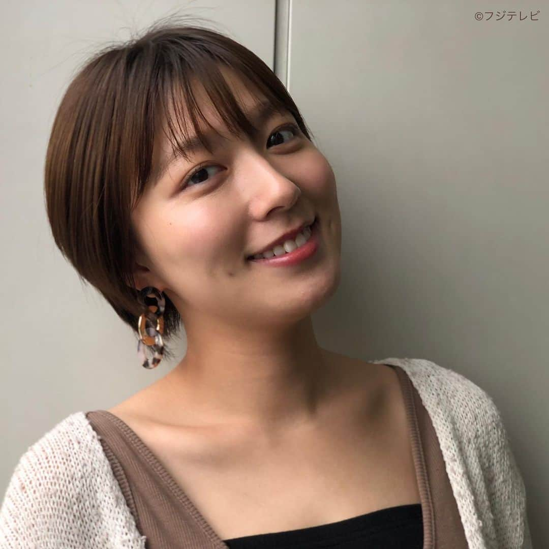 フジテレビ「めざましテレビ」さんのインスタグラム写真 - (フジテレビ「めざましテレビ」Instagram)「5月17日(月)  ファッション雑誌CanCamとコラボした お天気コーナー「きょう何着て行く？」 阿部華也子の毎日のコーデを紹介♪  【きょうのコーデ】 カーディガン→#MERCURYDUO ９３５０円 タンクトップ→#LAGUNAMOON ４９５０円 スカート→#ViS ５４７８円 靴→#ダイアナ １万７０５０円 ピアス→#バナナリパブリック ５４９０円  【コーデのポイント】 リラックスできる着心地抜群のニットカーディガンは おうちでも外でも活躍する優秀な一枚🙆🏻‍♀️✨ タンクトップをINしつつ 全体をドライな色味でまとめるとヘルシーな印象が叶います💐 オープントウパンプスで足元にも抜け感を👡💕  #めざましテレビ #きょう何着て行く？ #阿部華也子 #今日のコーデ#コーデ#CanCam #今日のファッション#ootd #きょう何着て行く？は月〜金朝6時22分ごろ放送📺 #スタイリストたなべさおり」5月17日 17時59分 - mezamashi.tv