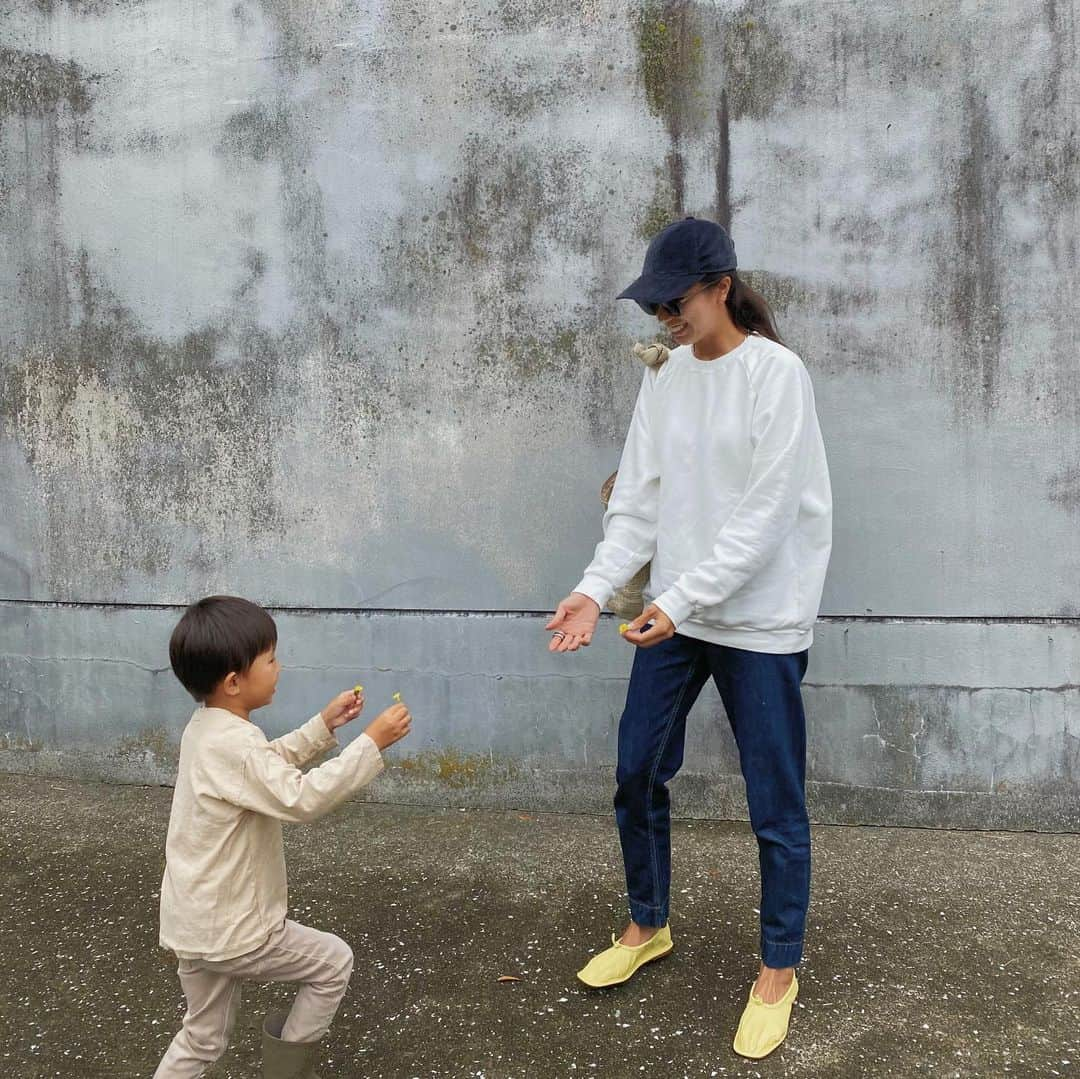 中川珠里さんのインスタグラム写真 - (中川珠里Instagram)「.  足がデカイなぁ🥿  今朝、肌も顔も今朝だいぶ元に戻ってきました。 色々知識を教えていただいたり DMいただきありがとうございました🐥♡ 全てお返事返せませんが全部読ませていただきました♡  明日から普通のスキンケアに戻せそう🌀  まるで梅雨入りした気分。 我が家はひとまずクローゼットから 除湿機稼働はじめました☁️」5月17日 9時25分 - juri1104