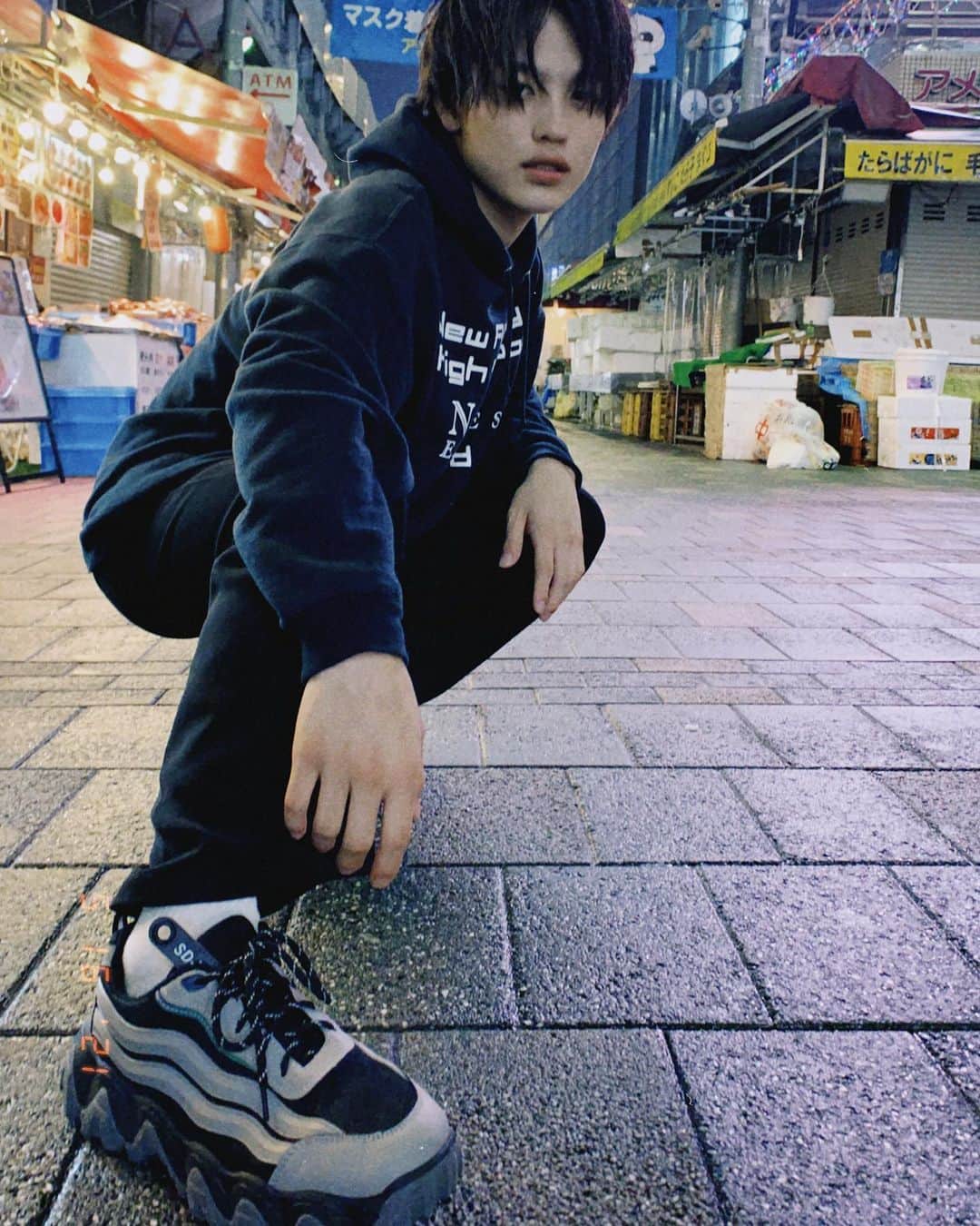 古野瑛のインスタグラム：「アメ横めっちゃエモかった！dazzらしてもらいました。笑ちなこの靴色合い良くて、どんな服にでも合わせられる！足長く見えるし今すぐチェック！！  #ダブルラインダットスニーカー」