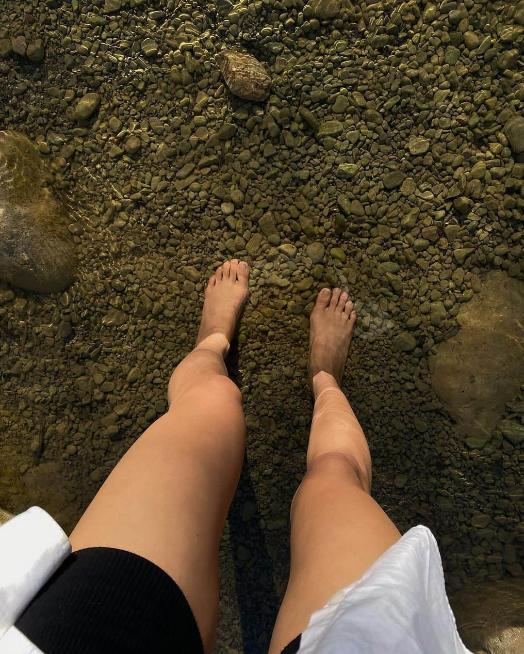 ローラさんのインスタグラム写真 - (ローラInstagram)「Earthing🌱✨　地球とつながるアーシング♪ カリフォルニアではアーシングをする人がどんどん増えているんだよ♪ アーシング（グラウンディング）とは、裸足になって直接大地にふれるというシンプルな健康法なの。アーシングをする事によって体に溜まった電気が大地に流れて地球からのエネルギーを頂くから、自律神経やホルモンバランスが整ってよく眠れるようになったり、さまざまな病気を軽減したりするパワーがあると言われているんだよ🌎  私たち人間はもともとみんな裸足で大地にふれる習慣があって放電ができていたけれど、近代社会になってからコンクリートや電磁波、電気を通さないゴム底の靴、合成カーペットなどで体に電気をどんどん溜めてしまう形になってしまったみたい。 1日10分でも土や芝生、砂浜の上などをあるくだけでも効果があると言われているみたいだから、ぜひ気になった人はためしてみてね😋🌳🇯🇵🌏☀️ #Earthing」5月17日 10時06分 - rolaofficial