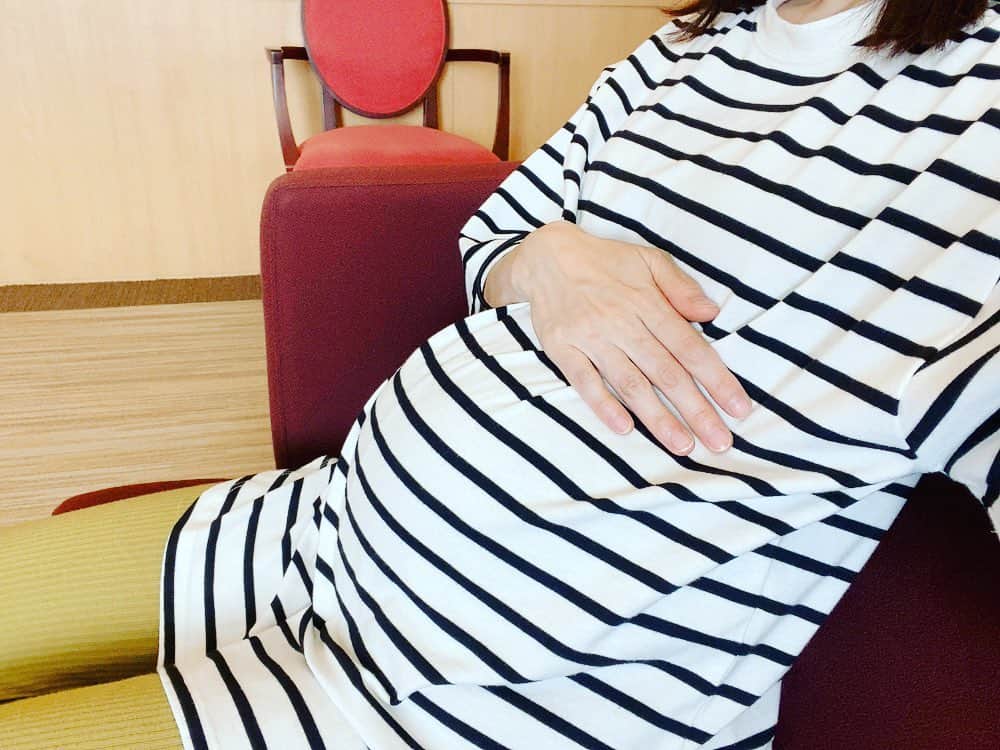 江原千鶴（エハラチヅル）のインスタグラム：「29週の妊婦健診で、逆子が治っていました‼️👏  ほぼ逆立ちくらいの角度で逆子体操頑張ったー🤣  これからますますお腹が大きくなる時期。 浮腫みやすくもなるから結婚指輪も外しました！！  #妊娠30週 #妊娠8ヶ月  #5人目妊娠中 #逆子 #出産準備」