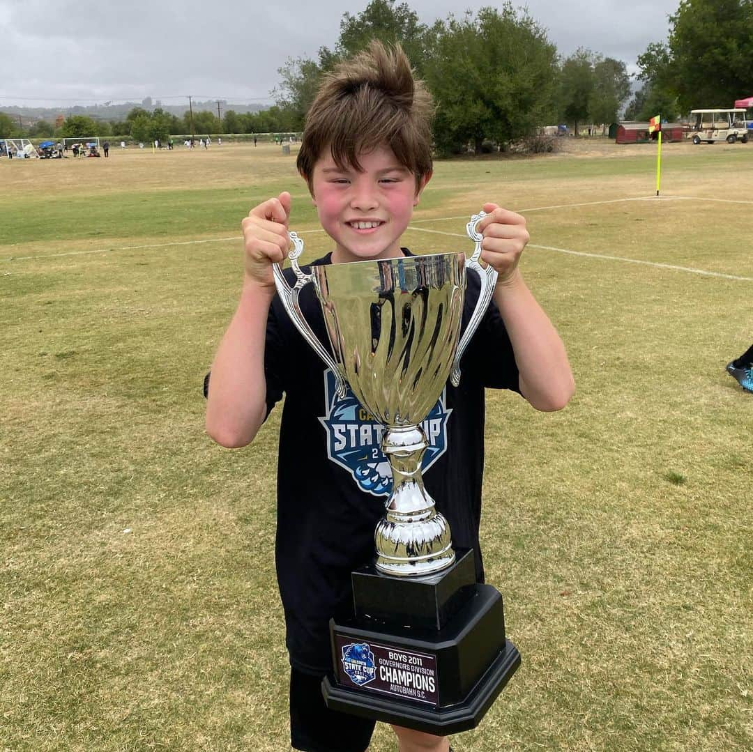 デヴォン青木のインスタグラム：「State Cup Champions!!! #Undefeated!!!! So proud!  Congrats @autobahn_soccer, blue 2011s and our incredible coach Christian Madrigal....we love you guys so much!  Best soccer club LA!  Autobahn SC ❤️」