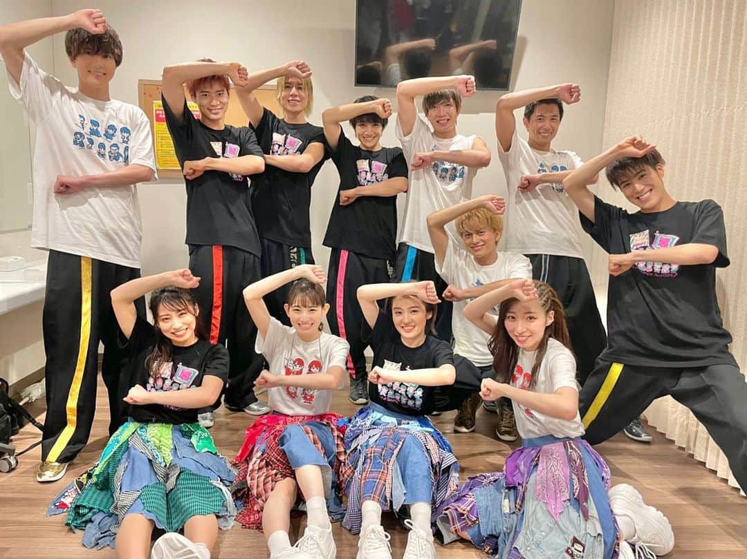 のインスタグラム：「「ライブナタリー“TEAM SHACHI”〜#シャチにボイメン 会いにおいで〜」ありがとうございました✨  #ボイメン #ニューチャレンジャー #つーじーは転倒中 #4枚目はリハーサルでの写真 #カメラ目線いただきました👀」