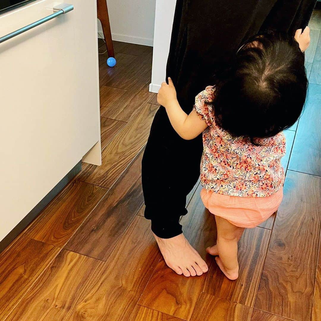 田村淳のインスタグラム：「次女のルヴィがハイハイとつかまり立ちを駆使して、行手を阻んできます。ハイハイのスピード強化に成功したらしく、気づいたら足元にいます。そして、握力強化にも成功したらしく僕の両足をしっかりとホールドしてくるので、両手に何か持ってると大人でも身動きが取れなくなりますw今唯一喋れる言葉が「パッパ」なんですが、ホールドされてパッパと言われるとニンマリしてしまいます^_^  #次女ルヴィはSNSネーム #長女のリヴィが付けた名前です #最近は膝の上あたりが涎でビシャビシャ #リヴィとルヴィ」