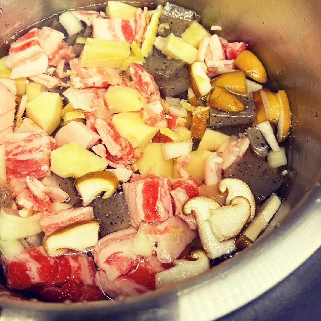 田波涼子さんのインスタグラム写真 - (田波涼子Instagram)「子供達を学校へ送り、そのままいつもの場所へ。 朝早いので24時間空いているスーパー有難い。  そして帰宅し、そのまま今夜の下準備で豚汁作り。と言ってもカットしてホットクック。昨夜BBQで残った野菜も入れてしまう。  #夕食　 #豚汁　#家族で大好き　 #作ると安心　 #次の日も食べる　なのでお鍋に入れ替え　 #ホットクック シールで顔にしたのは娘 #息子は大根　娘は蒟蒻が好き #お豆腐は最後に入れる  #おネギをいっぱい入れて、七味も入れて　 メインはまだ悩み中😅」5月17日 11時16分 - ryokotanami.idea