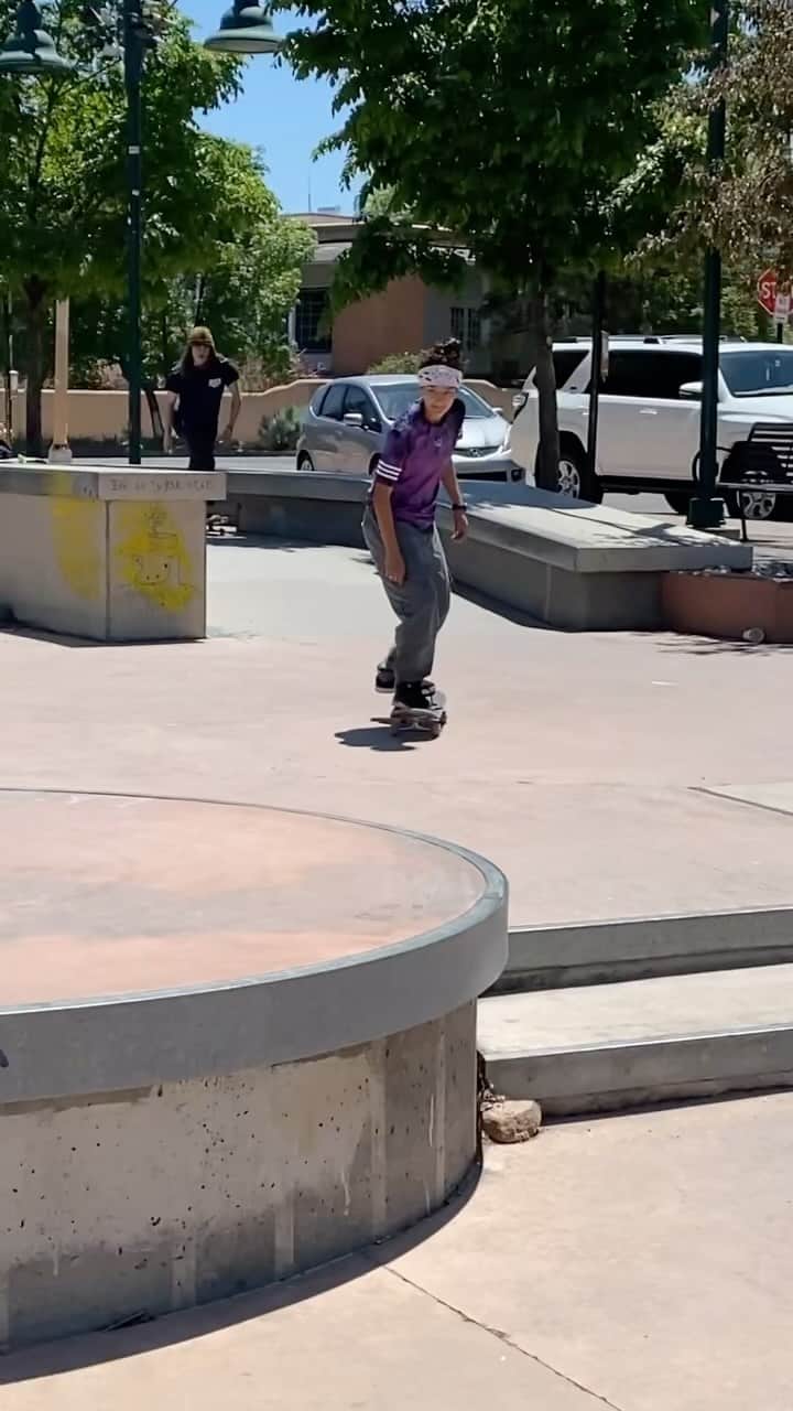 マライア・デュランのインスタグラム：「Kickflip -Nose Manny 😈💜 📲: @elijahdur  🎶🎶: @dojacat」