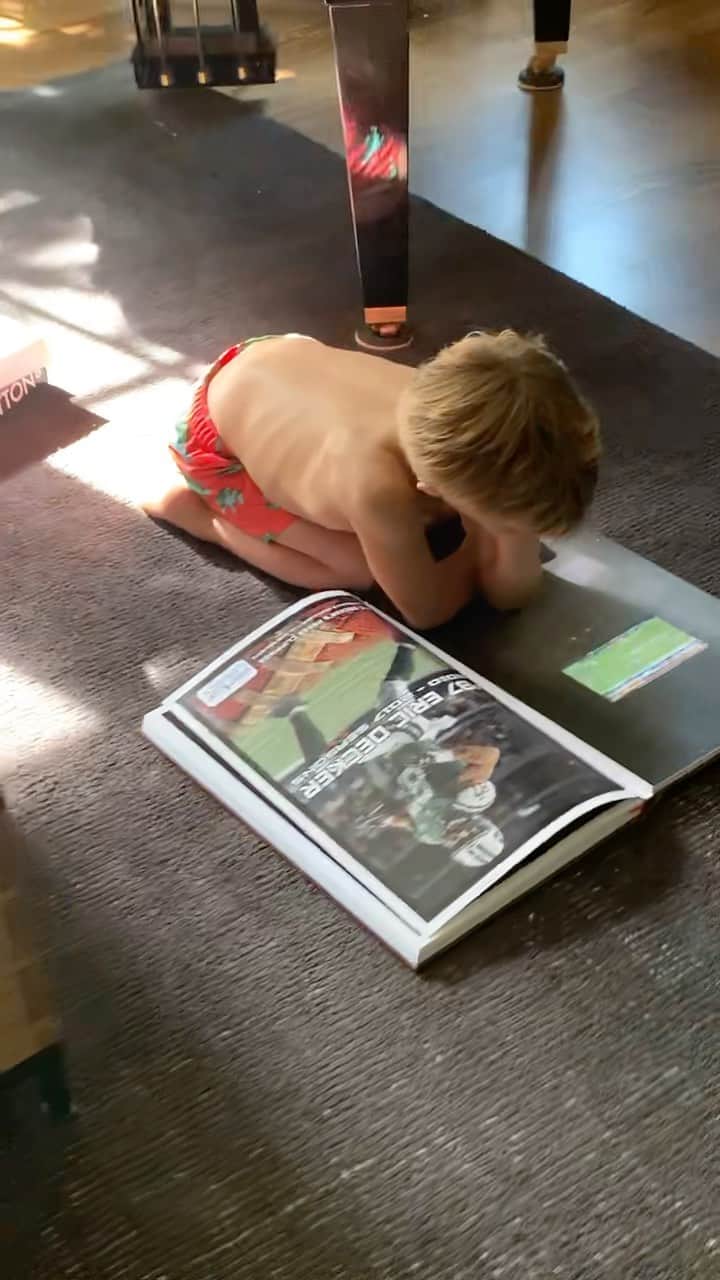 のインスタグラム：「He is so fascinated with the whole things, he keeps watching this old video and looking at this book Jess had made for me.  I’m not kidding, he watched this video and looks at this book 6 times a day.  Now he won’t stop asking me to play football for the jets one more time so he can see it and stand on the sidelines. Pretty cool to see the way he views his old man.」
