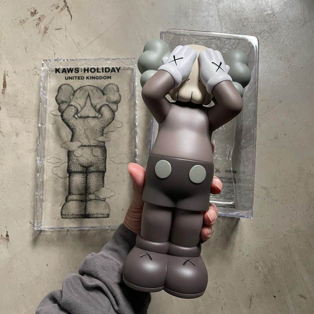 のインスタグラム：「@kaws  #kawsholidayuk  #kaws @arr.allrightsreserved  @sklamallrightsreserved  #thankyou」