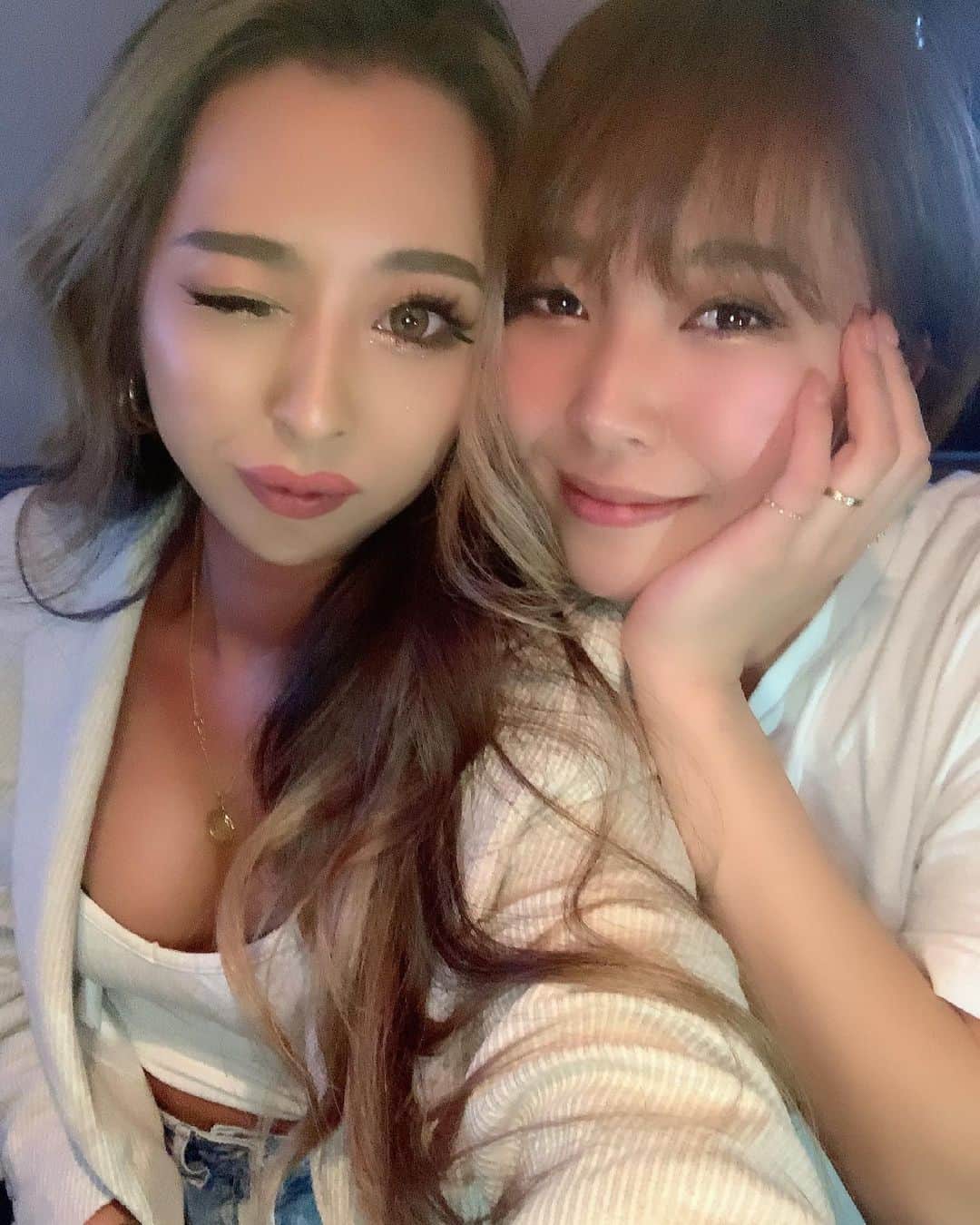 まあーか（まかたん）のインスタグラム：「. 高速しりとりゲームいぇーい  りんご🍎ゴリラ🦍ラッパ🎺ぱいせん .  #selfie#黒肌 #instagood #follow  #冬コーデ#海外ファッション#ootd#セルフィー#エステ#黒ギャル #トレーニング #尻トレ #眉アートメイク #エステ#美肌ケア#美容#サロン#カラコン#バレイヤージュ#ホワイトコーデ #韓国メイク#韓国コスメ#ダーマペン#地元ノリ#らぶ案件」