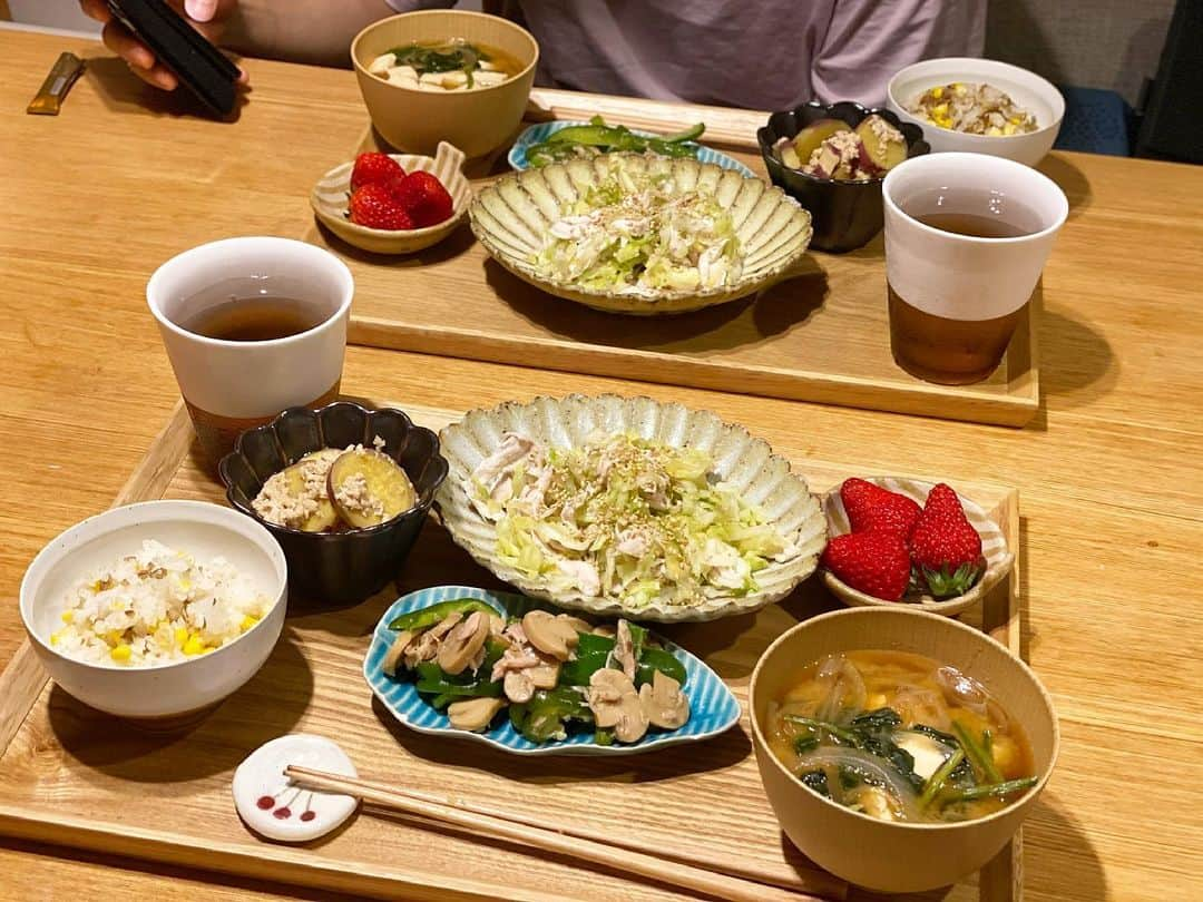 クロさんのインスタグラム写真 - (クロInstagram)「昨日の晩御飯👩🏽‍🍳🤍﻿ ﻿ ✔︎キャベツと鶏胸肉和え﻿ ✔︎とうもろこしごはん（アマランサス,スーパー大麦入り）﻿ ✔︎玉ねぎ、ワカメお豆腐のお味噌汁﻿ ✔︎ピーマンシーチキンマッシュルーム﻿ ✔︎サツマイモと鶏ひき肉の煮物←これまじブログに載せたよ﻿ ✔︎🍓﻿ でした！！﻿ ﻿ 詳しいレシピなどはブログに書いてます✍🏽✍🏽﻿ ﻿ #とうもろこしとかさつまいもとかタケノコとかなんとかご飯ってメチャクチャ美味しいけどほんとお茶碗何杯でもいけてマジダイエッターには危険飯 #定食ご飯 #おうちごはん #自分のご飯食べたくない隊 #ご飯作りのスイッチの入れ方すぐ忘れる隊 #定食ご飯 #今日の晩御飯 つくりおき食堂まりえ #お家ごはん #おうちごはん #時短ご飯 #dinner #簡単レシピ #レシピ #電子レンジご飯 #時短レシピ#yummy #delistagrammer #homecooking #tokyo #japanesefood #instafood #foodstagram #クロリサ的自炊 #おうちご飯 #クッキングラム #晩ごはん #instagood #instalike #tokyo #可愛い #大好き」5月17日 12時00分 - kuro_risa