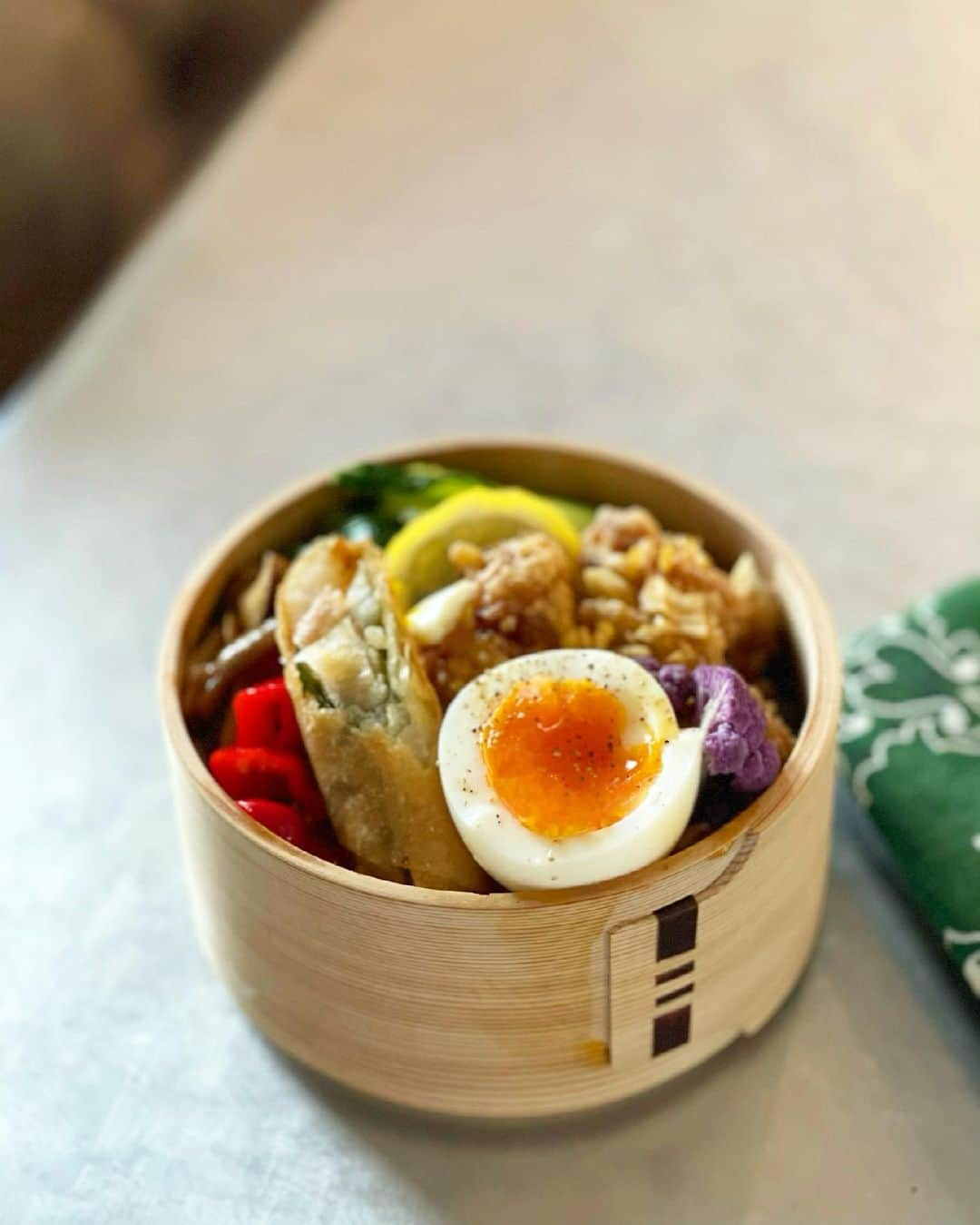 神崎恵さんのインスタグラム写真 - (神崎恵Instagram)「香味甘辛ダレの唐揚げ弁当。 今日は、昨晩から下味をつけた鶏胸肉を唐揚げにして、香味ダレにからめて。 唐揚げは、冷めても美味しいようにしっかり味を染み込ませたいから、夜から下味につけてます。マヨネーズも入れて鶏肉をやわらかく。 香味甘辛ダレの唐揚げ 青梗菜の中華和え エリンギと赤ピーマンのオイスターソース炒め 海老と大葉と長芋の春巻き ゆで卵 紫カリフラワー  3枚目は、大好物。納豆、めかぶ、大葉、トマト、温玉にMCTオイルをかけて。 これを食べるとお腹の調子がよい👌 ザクザクっとかき混ぜてとぅるとぅるっと食べる。  月曜日が始まった🙌 今週もがんばろー。  #meggben  #恵弁 #お弁当」5月17日 12時10分 - megumi_kanzaki