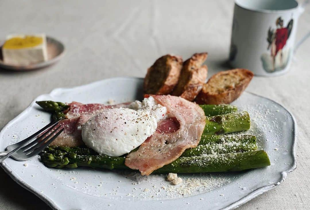 内山理名さんのインスタグラム写真 - (内山理名Instagram)「🍳🍹🥒 * * 湿気の多い、生温い風に吹かれながら..。  北海道アスパラガスをメインに、ロブションバゲットでガーリックトースト、お肉屋さんのベーコン、ポーチドエッグでランチ。 コーヒーは深煎りイタリアンブレンドで。  食材は、友人達からのお裾分け。。有り難みを感じながら頂くとより美味しいです😋  ⚪︎ガーリックトーストは、調味料インスタライブで紹介したガーリックペーストとオリーブオイルとミックスペッパーと塩少々混ぜてパンに塗って焼きました🥖（ブランドなどは、調味料インスタライブ参考にしてみてね）  #todayslunch  #healthylifestyle」5月17日 12時18分 - rinauchiyama_official