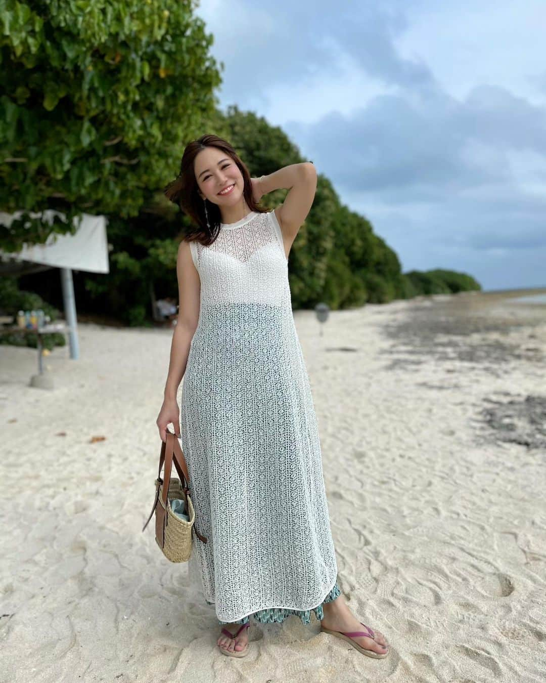 石井里奈さんのインスタグラム写真 - (石井里奈Instagram)「こんにちは🧡✨ . 今日は竹富島編🌺🌴 . 両親とも訪れた星の砂が見つかるカイジ浜🧡 両親が仲良く乗ってたブランコに今回は私1人で乗せていただきました✨ . ブランコなんて乗るのすっごく久しぶり❤️海風を感じながら、目の窓に広がる綺麗な砂浜と海を見れる最高の自然のブランコ💕 . いつか私も誰か両親みたいにブランコを押してもらいたいな🥺笑 . コーデは全て @mercuryduo_com 👗💕西桟橋で来ていたニットワンピの下にパンツを合わせてレイヤードコーデにしたよ❤ 綺麗なブルーのパンツが映えますな✨最後の動画でワンピタイプで着回してるのも映ってます❤️ . また更新します🎶 . #ブランコ #branco #竹富島 #taketomiisland #taketomi #mercuryduo #マーキュリーデュオ #海 #公園 #park #アスレチック #デジタルデトックス #砂浜 #sandbeach #beach #ビーチ #カイジ浜 #星の砂 #りなまるコーデ #沖縄県 #okinawa #沖縄 #沖縄グルメ #公園 #自然 #nature #沖縄旅行 #夏服コーデ #夏コーデ #リゾートコーデ #さわやか」5月17日 12時27分 - ri7tin1025