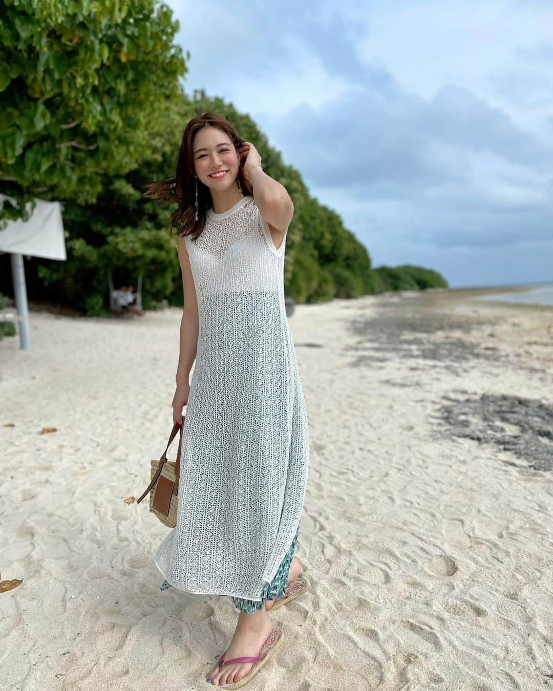 石井里奈さんのインスタグラム写真 - (石井里奈Instagram)「こんにちは🧡✨ . 今日は竹富島編🌺🌴 . 両親とも訪れた星の砂が見つかるカイジ浜🧡 両親が仲良く乗ってたブランコに今回は私1人で乗せていただきました✨ . ブランコなんて乗るのすっごく久しぶり❤️海風を感じながら、目の窓に広がる綺麗な砂浜と海を見れる最高の自然のブランコ💕 . いつか私も誰か両親みたいにブランコを押してもらいたいな🥺笑 . コーデは全て @mercuryduo_com 👗💕西桟橋で来ていたニットワンピの下にパンツを合わせてレイヤードコーデにしたよ❤ 綺麗なブルーのパンツが映えますな✨最後の動画でワンピタイプで着回してるのも映ってます❤️ . また更新します🎶 . #ブランコ #branco #竹富島 #taketomiisland #taketomi #mercuryduo #マーキュリーデュオ #海 #公園 #park #アスレチック #デジタルデトックス #砂浜 #sandbeach #beach #ビーチ #カイジ浜 #星の砂 #りなまるコーデ #沖縄県 #okinawa #沖縄 #沖縄グルメ #公園 #自然 #nature #沖縄旅行 #夏服コーデ #夏コーデ #リゾートコーデ #さわやか」5月17日 12時27分 - ri7tin1025