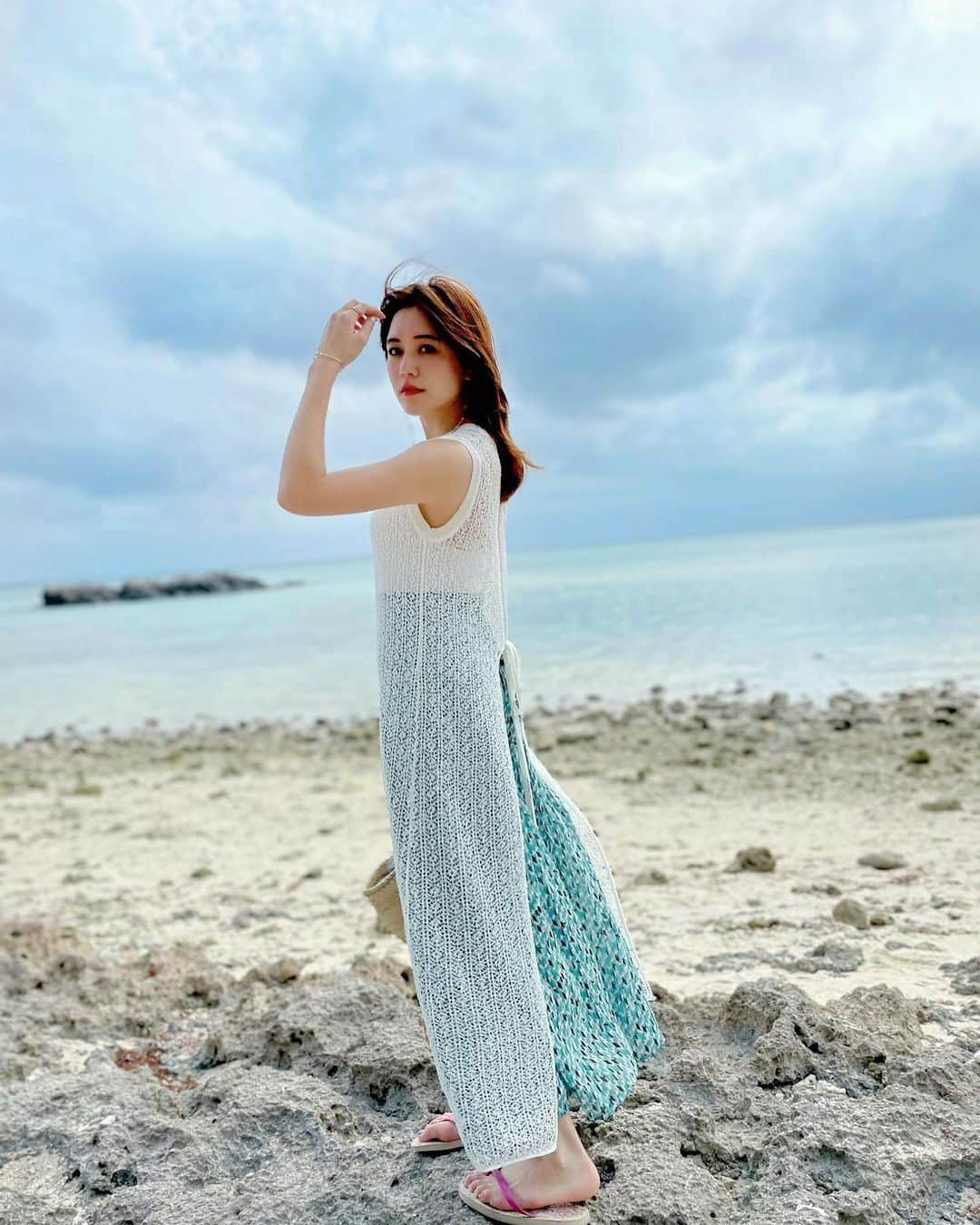 石井里奈さんのインスタグラム写真 - (石井里奈Instagram)「こんにちは🧡✨ . 今日は竹富島編🌺🌴 . 両親とも訪れた星の砂が見つかるカイジ浜🧡 両親が仲良く乗ってたブランコに今回は私1人で乗せていただきました✨ . ブランコなんて乗るのすっごく久しぶり❤️海風を感じながら、目の窓に広がる綺麗な砂浜と海を見れる最高の自然のブランコ💕 . いつか私も誰か両親みたいにブランコを押してもらいたいな🥺笑 . コーデは全て @mercuryduo_com 👗💕西桟橋で来ていたニットワンピの下にパンツを合わせてレイヤードコーデにしたよ❤ 綺麗なブルーのパンツが映えますな✨最後の動画でワンピタイプで着回してるのも映ってます❤️ . また更新します🎶 . #ブランコ #branco #竹富島 #taketomiisland #taketomi #mercuryduo #マーキュリーデュオ #海 #公園 #park #アスレチック #デジタルデトックス #砂浜 #sandbeach #beach #ビーチ #カイジ浜 #星の砂 #りなまるコーデ #沖縄県 #okinawa #沖縄 #沖縄グルメ #公園 #自然 #nature #沖縄旅行 #夏服コーデ #夏コーデ #リゾートコーデ #さわやか」5月17日 12時27分 - ri7tin1025