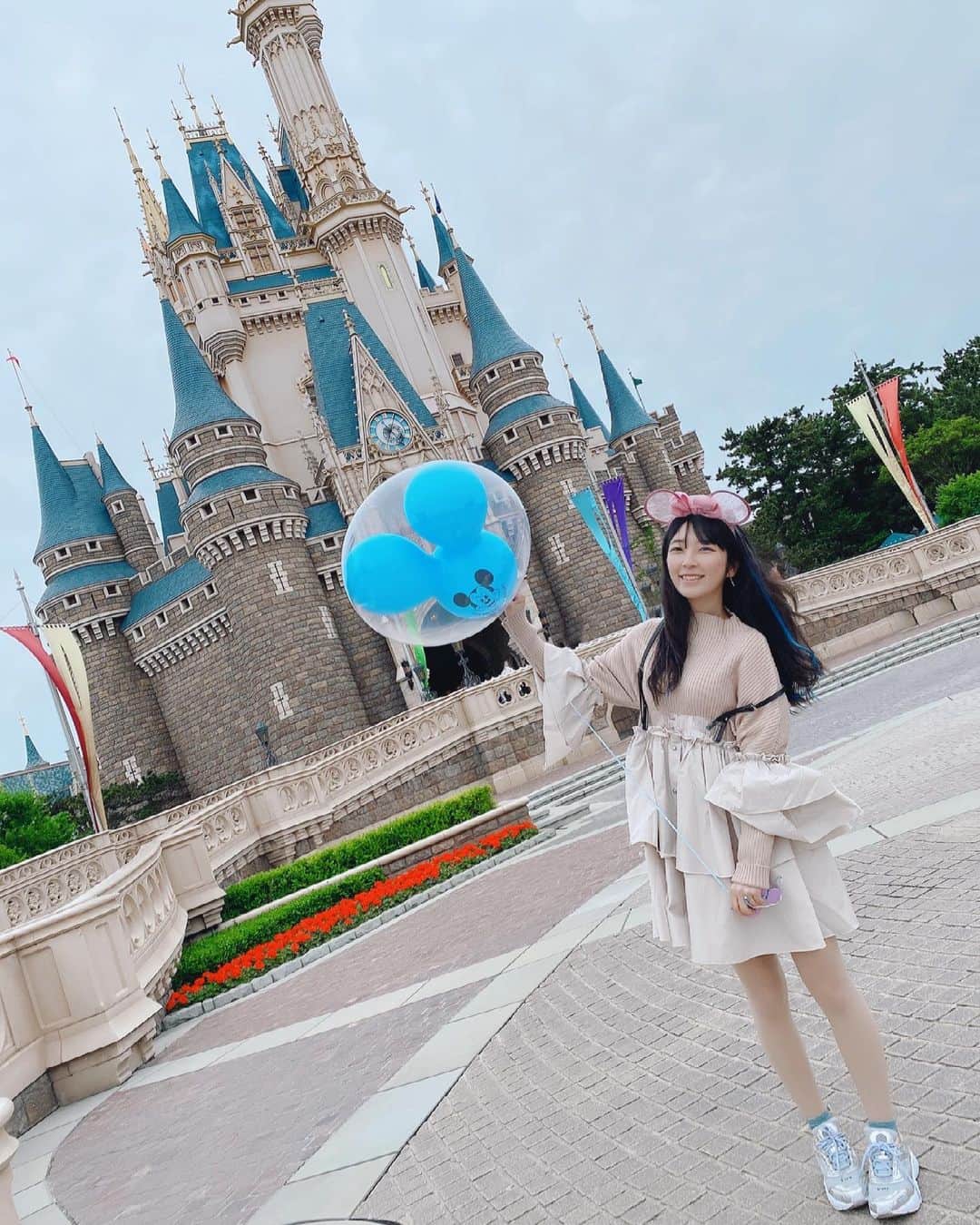 のインスタグラム：「こないだのディズニーの日の私服🎀 CraymeのKnitFrillDressと BicolorLeatherHarnessを。 クリアのハーネスとフリルになってて可愛いワンピースでお気に入りでした🤝💓 . スニーカーは24karatsのFILAコラボ⭐ 綺麗なシルバーがお気に入りでコーデのワンポイントに(^^) . #あやかまる私服 #まる私服 #Crayme, #私服  #ワンピース #ハーネス #ootd #コーディネート #サロモ #フリーランス #被写体 #グラドル #グラビア  #くびれスト #仕事依頼 #ポートレート #ポートレートモデル #あやかまる #服部彩香 #shotting  #portrait #followme  #写真好きな人と繋がりたい #カメラ好きな人と繋がりたい #写真撮るのが好きな人と繋がりたい #オシャレさんと繋がりたい」