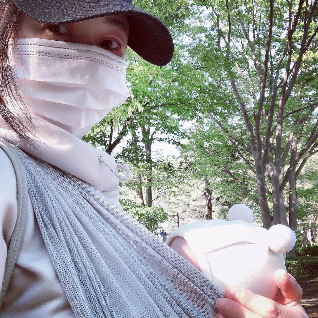 小松みゆきのインスタグラム：「🌷﻿ 緊急事態宣言でGW中はどこへもお出かけ出来なかったので﻿近所の公園に娘と2人で初の抱っこお散歩へ﻿ ﻿ 途中坂道もあったので腰と腿がプルプルと…💧﻿ これはまずいです﻿ これからもっと重くなるのに…﻿ 筋トレを始めなければ！と自覚した瞬間でした﻿ ﻿ ﻿ ﻿ 最近、数誌より取材のご依頼がありました﻿ テーマはもちろん不妊治療のことですが﻿ アプローチや読者層がそれぞれに違う数社さまとご縁を結び、それぞれの読者さまに向けてお話させていただきました﻿ ﻿ （お恥ずかしながら、顔出しはないものの家族で取材をお受けしたのもあります）﻿ ﻿ そちらで、私の妊娠中のまだお話していない経過なども載せていただいてますので﻿ 発売に併せて詳細をまたこちらに載せていけたら、と考えています﻿ ﻿ 情報解禁になったときにはこちらでお知らせいたします！﻿ ﻿ ﻿ #初めてのお散歩 #抱っこ #公園散歩 #取材 #雑誌取材」
