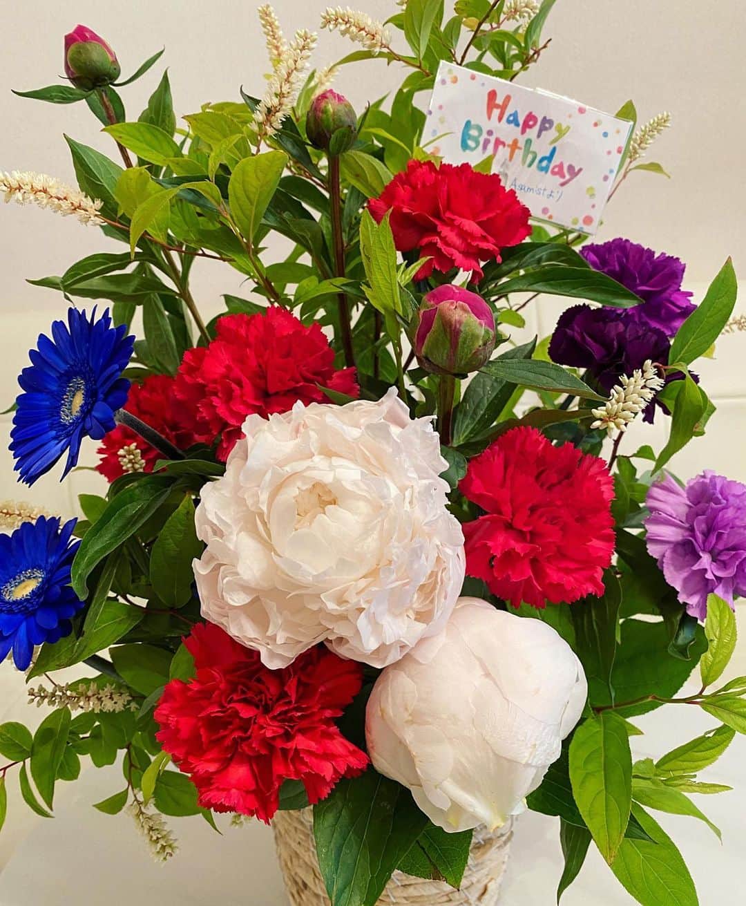 太田麻美のインスタグラム：「SARDカラーの素敵なお花💙❤🤍️ 有り難うございます💐  #flowers #happybirthday #birthday #thankyou #お花 #ありがとう」