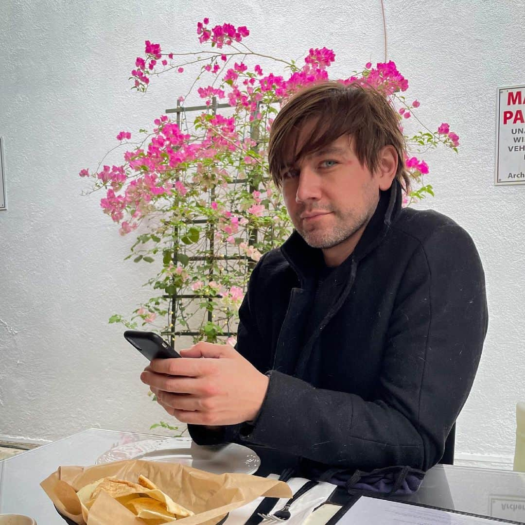 トーランス・クームスのインスタグラム：「Texting all my friends I haven’t seen in over a year.」