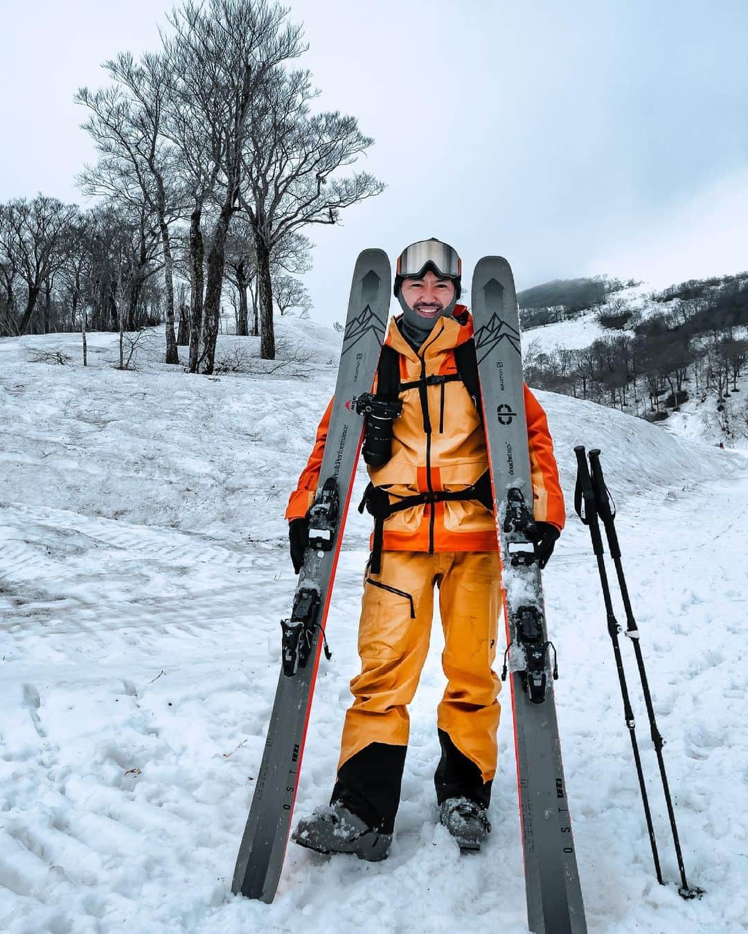 田村幸士さんのインスタグラム写真 - (田村幸士Instagram)「. 先日の月山スキー場での撮影をもってスキーシーズンが終了しました！  僕の投稿を見て「スキーに挑戦してみた」「久々に再開してみた」というメッセージを多く頂いて本当に嬉しい。 そしてその皆さんは、滑るだけじゃなくて景色や料理や温泉なども満喫している。  僕はカッコいい滑りで引き寄せることは到底できない。 街中に住む40代が時間を見つけては自然の中で遊び、心を満たしている。そいういうケースのひとつとして伝えることができればと思っています。  大きな山々や広大な大地を「自然」と呼ぶならば、街は「不自然」。その「不自然」な街の中で僕たちは「自然体」でいようと頑張る。その歪みがストレスや疲れを生む。  だから時間を見つけて「自然」の中に身を委ねて自分の「自然体」を取り戻す。そしてまた「不自然」な街に戻り日々を過ごす。  こうやってバランスをとることが僕にとって大切なことなんです、  その日々をサポートしてくださっている皆様、本当にありがとうございます。 自然を安全にだけでなく、楽しさとワクワクとカッコよさは必要。おかげさまで心豊かに快適で安全に雪山を楽しむことができました。  もし僕と自然の付き合い方に興味を持ってくださった方は是非サポートブランドのアカウントをご覧ください。アカウントを通じてなにかを感じてくださると思います。  スキーシーズンは終わってもこれからは登山、クライミングシーズン！ 9月には主演主演舞台が控えているので、こちらもバランスを取りながら楽しんでいきたいと思います。  そしてみさなんと自然の中でお会いできるのを楽しみにしています！ . . . < skis & boots > SALOMON @salomonskijp   < ski wear > PEAK PERFORMANCE @peakperformancejapan @peakperformance_jpn_store @peakperformance_futakotamagawa  < goggles > anon @anonopticsjapan  < ski bags > haglofs @haglofsjapan   < travel gabs > Db @dbjourney_japan   < outdoor gear > モチヅキ @mot.outdoor.freak  @msrgear_japan   < body maintenance > Core position @coreposition  . . photo by @takao.1121  . . —— ✂︎ —————— #salomonski #salomon #peakperformance #peakperformancesnow #dbjourney #haglöfs #haglofs #anonopticsjapan #anonoptics #skilife #skijapan #japanski #japannature #natureloversgallery #japantravel #natureporn #gassan #skiingtrip #haglofsjapan #japanphoto #yamagatagram #yamagata  #月山 #月山スキー場 #日本の風景 #大自然 #スキー #自然が好き #自然のある暮らし #山が好き」5月17日 13時30分 - kojimg