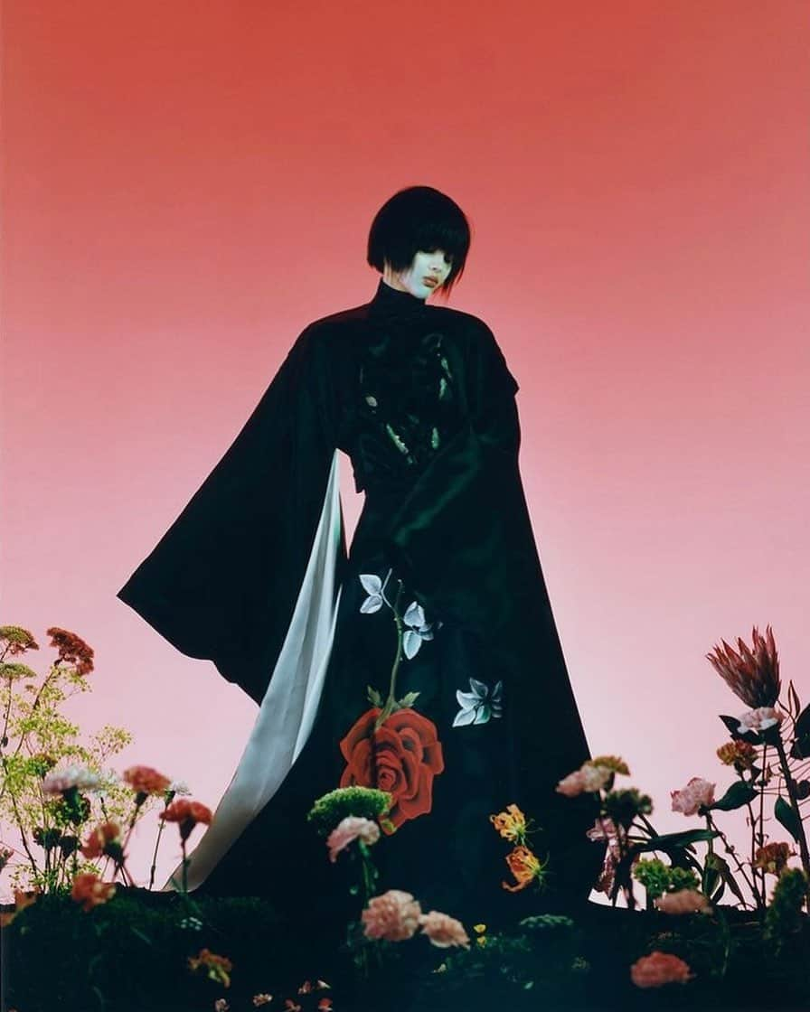 アガノヴィッチのインスタグラム：「“The apparition of these faces in the crowd: Petals on a wet, black bough.”  From a designer’s perspective there’s no better feeling than when a stylist pierce’s the heart of an intention and drop-kicks it over the horizon. One of Lisa Jarvis’ striking bio details is a period of time spent in the Tokyo underground scene. Drawing from that experience she used one of our most Japanese of looks with kimono, shibari and hand-painted floral details (called “In a Station of the Metro” after the Ezra Pound poem) for a recent @voguearabia editorial along with our latest crush photographer Lee Wei Swee. Love. Photographer @sweeriouslee Model @jaderabarivel0 Styling @lisajarvis_stylist Hair @yann_turchi MU @mayumioda25 Nails @delphineaissi_ydalagence  Set @manon_everhard Casting @remifelipecast Styling assistant @francescariccardi」