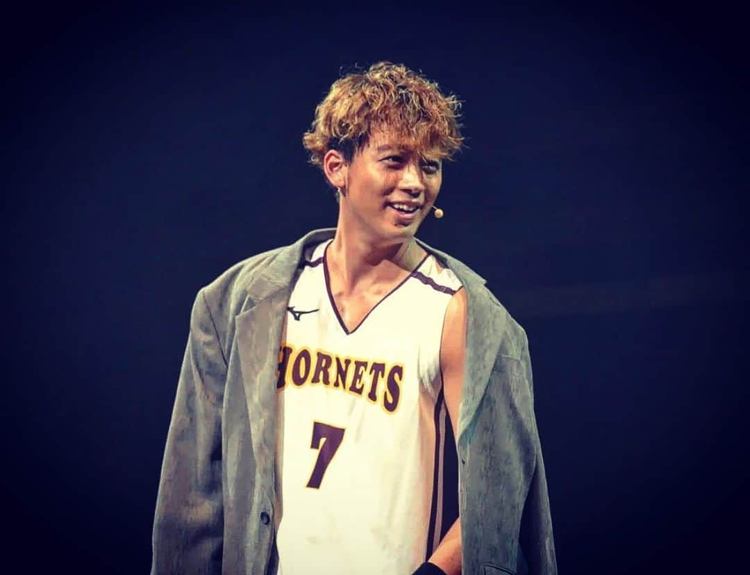 竹内涼真のインスタグラム：「初日無事　開幕することができました。  足を運んで下さった皆様　本当にありがとうございました。  感謝の気持ちでいっぱいです。 初めての景色、芝居中の感覚など沢山収穫がありました。  色んな意見、感想あると思います。  ただ僕達はもっと進化していきます  この大変な世の中で、数時間僕らに時間を頂けるなら絶対に満足させます❗️  まだ始まったばかり　全員で最後までかましていきます  　　　　musical 17again  まずわ東京　　#兵庫　　#広島　　#鳥栖  #名古屋  待っていてください。」