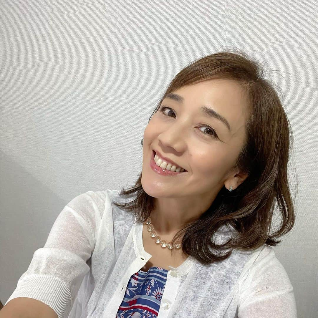 西田ひかるさんのインスタグラム写真 - (西田ひかるInstagram)「.  今回も金曜日 ytv「ten.」生放送でした！  鳥居さんのワンピース ボタンの赤いフチが可愛い過ぎました。  梅雨入りでむし暑い日々が続いてます。  皆様どうぞ無理せず 体調には気をつけて〜  #読売テレビ #読売テレビten #生放送  #yukitorii #ユキトリイ #hikarunishida  #西田ひかる」5月17日 15時18分 - hikaru_nishida.official