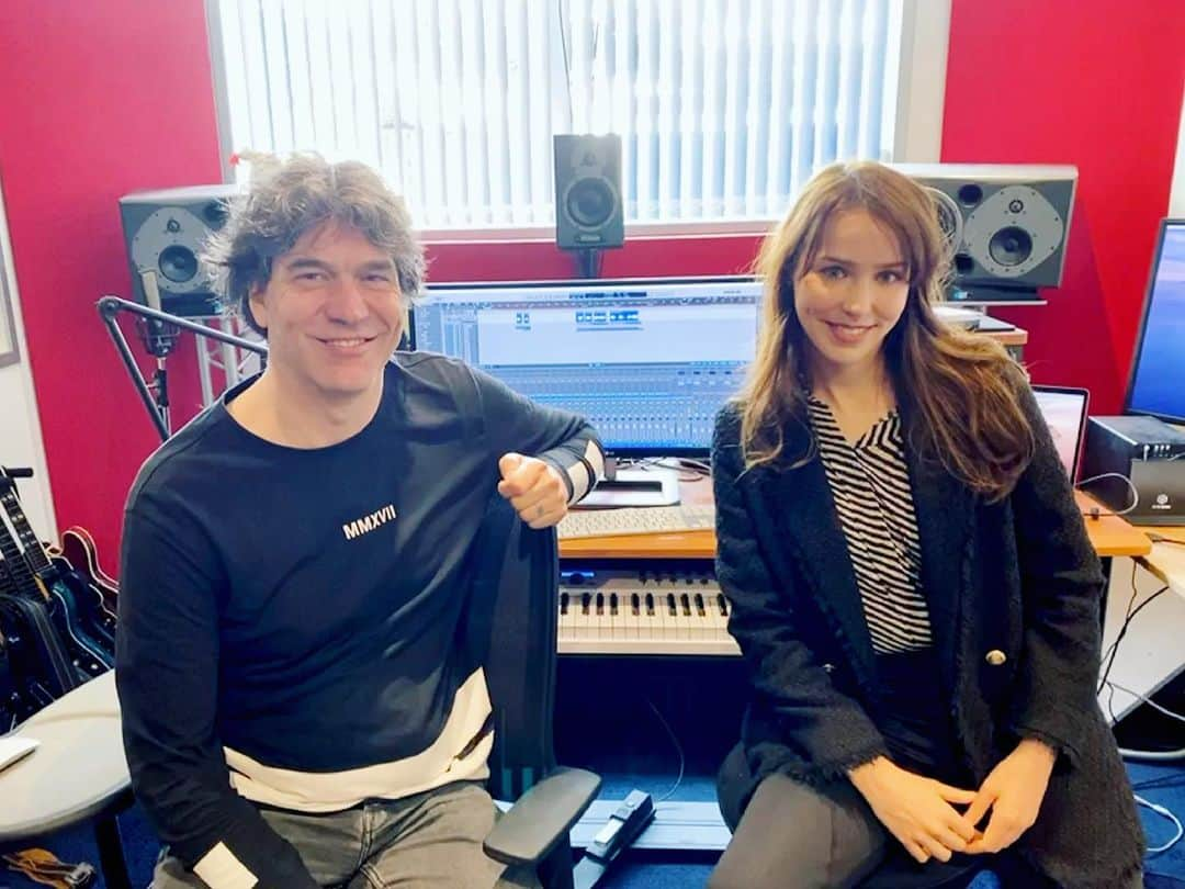 ステファニー・ヨーステンのインスタグラム：「Something awesome has been cooking in the studio🎶  I’ve been having a great time working with @franckvanderheijden on this project and I can’t wait to share it with the world. Stay tuned! 🎵 #mesekaproductions @mickymactroy」