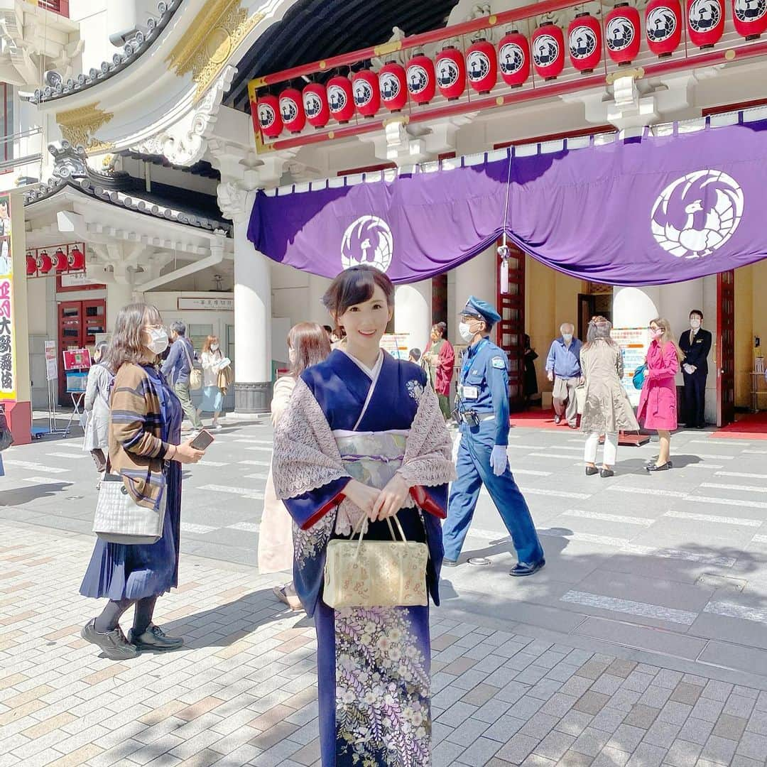 谷中麻里衣のインスタグラム：「Throwback to last weekend ✨ Traditional Japanese Kabuki theater with a lot of social distance 😉  先週末の四月大歌舞伎💕 周りはほとんど座れないお席＆マスク必須で、安心して楽しめました🥰  今回は【小鍛冶】と【勧進帳】✨ 【小鍛冶】は平安時代に実在した刀匠が伏見稲荷で素敵な刀が作れますようにって祈りを捧げるところから🗡 京都の綺麗な景色や刀をうつ音の中での市川猿之助さんの動きが美しすぎて🥰 テレビと印象がまったく違ってファンになりました✨ 世の禍を鎮める御剣の劇でコロナについてふれていて、時代にあわせてアレンジされていたの！ 【勧進帳】は弁慶と義経が逃げる道中でのお話😮 関所で関守の富樫に正体を気付かれそうになって、見ていてハラハラしました！ 松本白鸚さん&幸四郎さん親子が迫力満点でした✨ 明るく美しい舞台や誰もが知っている名所＆登場人物のおかげで、歌舞伎初心者な私も釘付けでした🌸  観劇のあとは個室でランチ🍙 コロナの心配少なく週末を楽しめて幸せでした❤️  #歌舞伎#大歌舞伎#桐屋翠山工房#翠山工房#辻が花#とみや織物#訪問着#着物#麻里衣きもの」