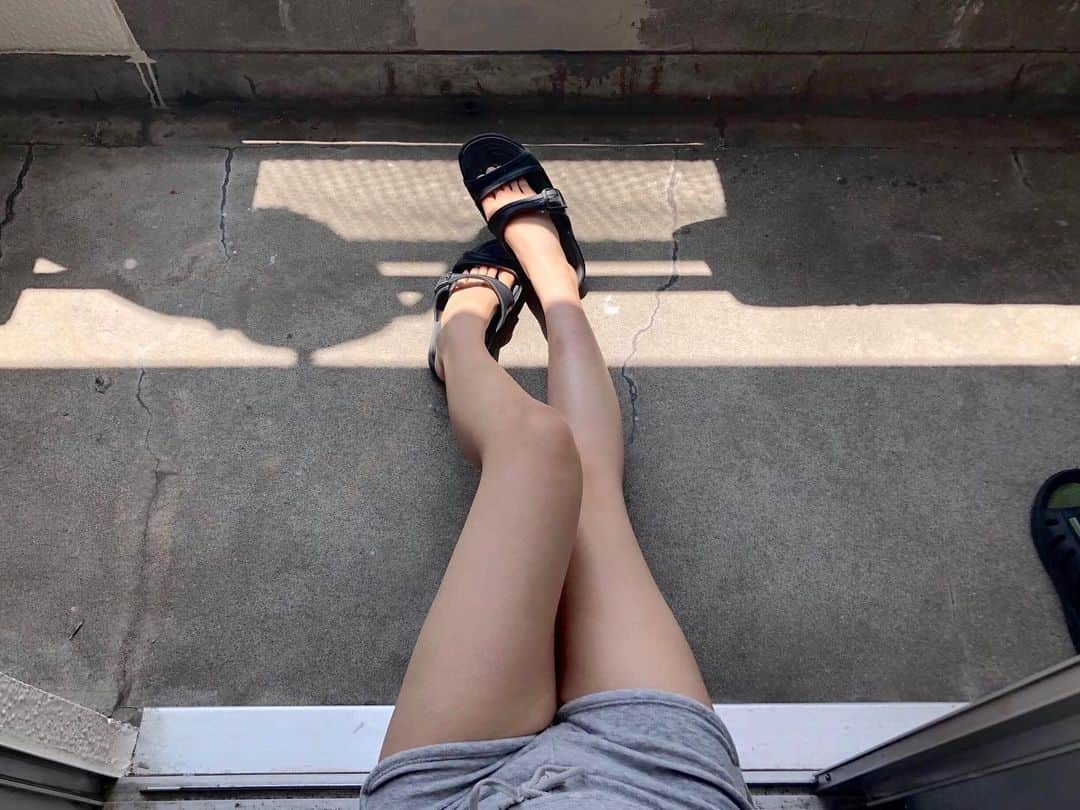 柚乃花のインスタグラム：「🧺🚲あし載せ👣  ・ ・  良いお知らせ、いくつかあるので楽しみにしててねん🎺🐣  あと、日曜日は私との予定だから空けておいてねん ※東京Lilyだよ、 ・ ・ #グラドル自画撮り部 #グラドル #グラビア #グラビアモデル #撮影会 #撮影会モデル #脚 #脚フェチ #脚やせ #美容 #ポートレート #美尻 #撮影 #カメラマンさんと繋がりたい」
