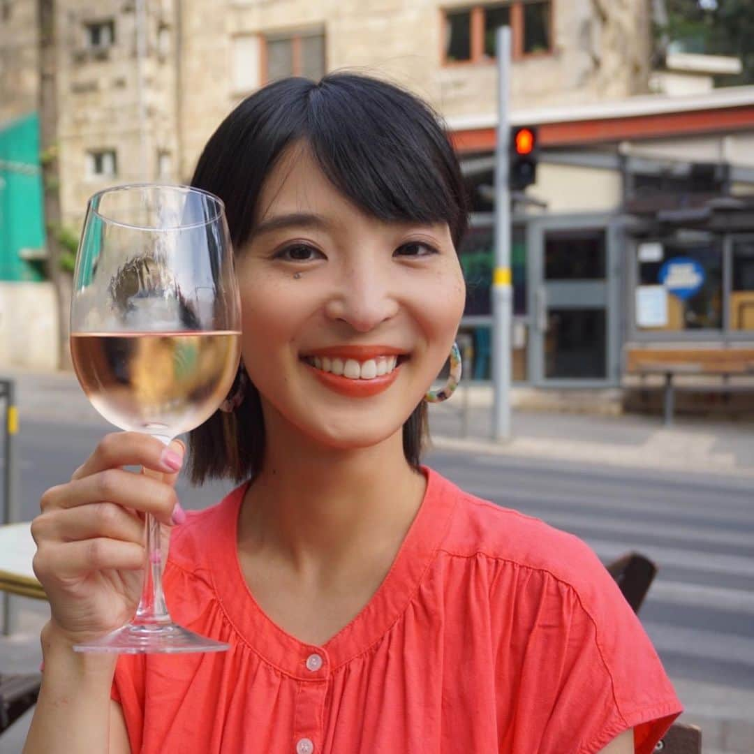 新田朝子さんのインスタグラム写真 - (新田朝子Instagram)「お仕事終わりの一杯🍷 ずっと行ってみたかった #winebar  のテラス席にて、早めの夕ご飯。 今週は大学院のテストから始まり、 テレビやラジオのお仕事に取材など、 全速力で駆け抜けた１週間でした🌼 また来週、色々告知させてください！ . 皆さん良い週末を。 そして日曜日は #asakopilates  でリラックスしましょう🧘‍♀️❤️ まだまだお申し込み受付中です。 . #フリーアナウンサー #リポーター #ピラティスインストラクター #ホリプロアナウンス室 #海外在住 #イスラエル #エルサレム在住 #中東 #新田朝子 #ワインバー #ロゼ #ブッラータ #フォカッチャ #rosewine #winelover #burrata #focaccia #dinner #jerusalem」4月24日 0時51分 - asako.nitta